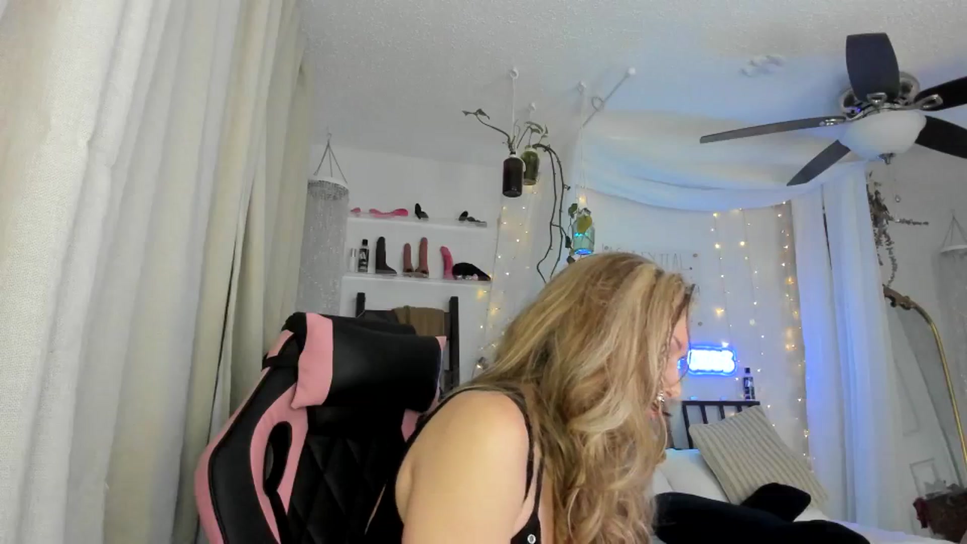 Gallery image thumbnail from SexyAshley_21's myfreecams stream on, 02/14/2024, 03:12 image 3 of 20