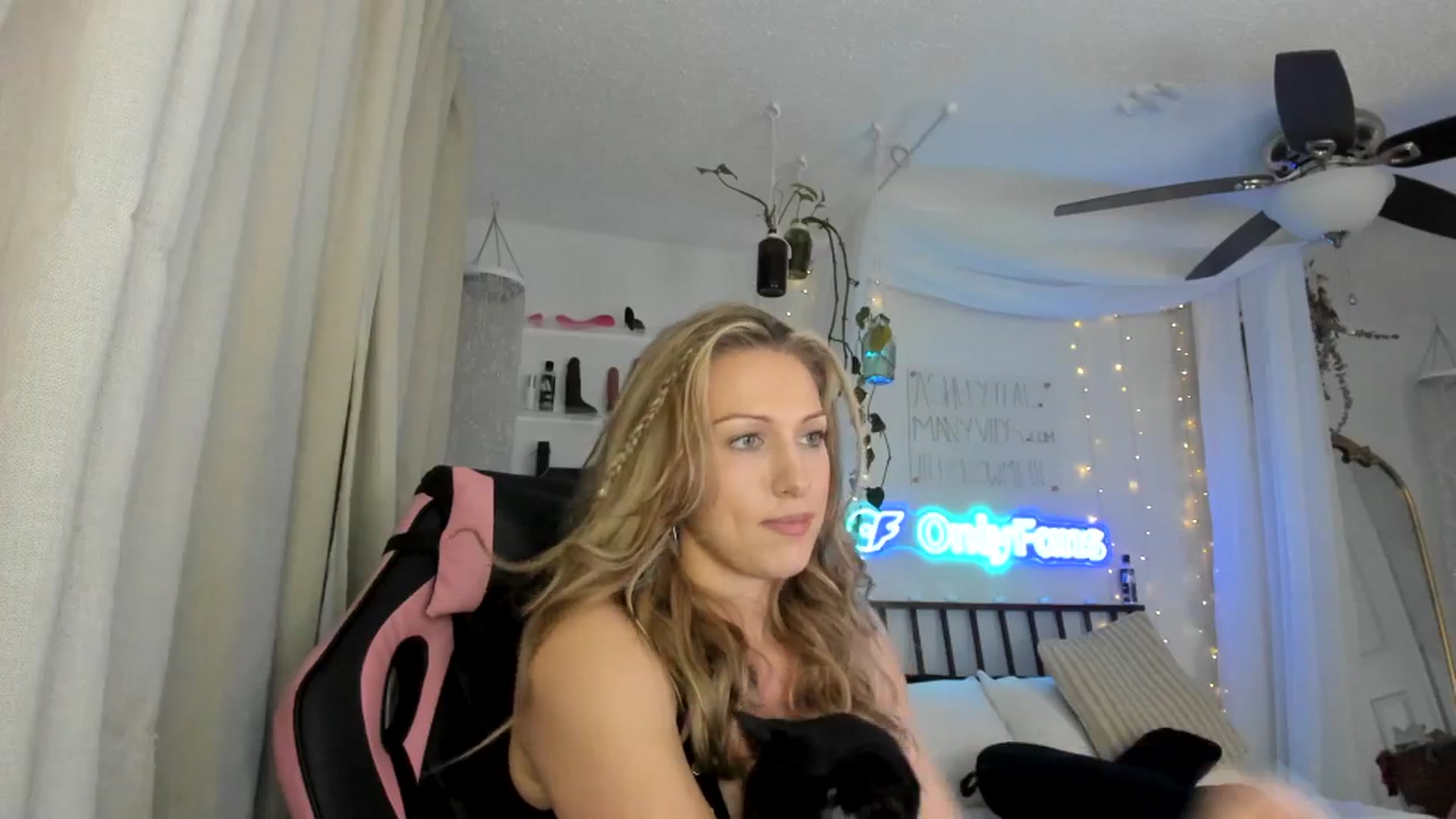 Gallery image thumbnail from SexyAshley_21's myfreecams stream on, 02/14/2024, 03:12 image 4 of 20