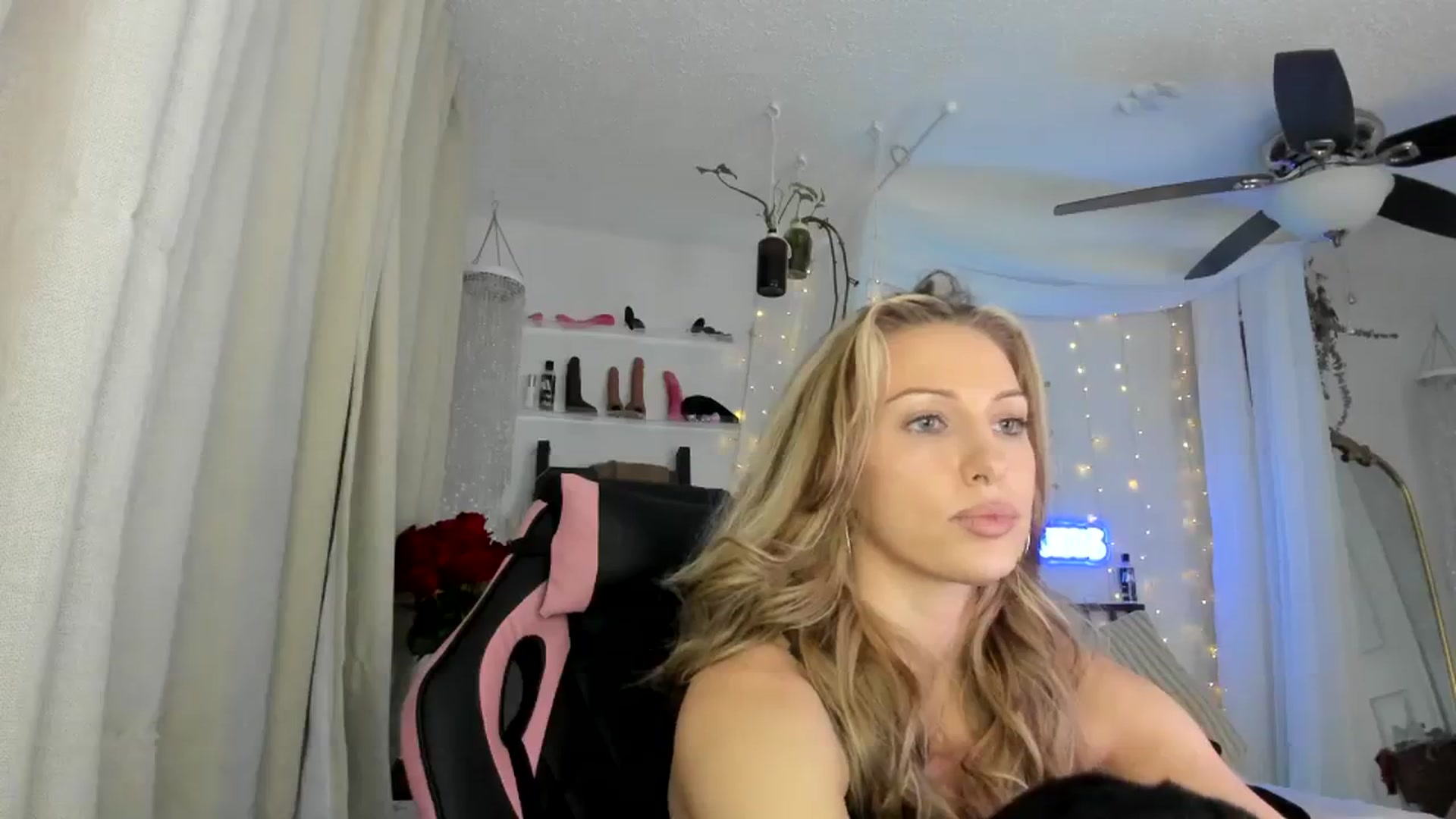 Gallery image thumbnail from SexyAshley_21's myfreecams stream on, 02/14/2024, 03:12 image 5 of 20