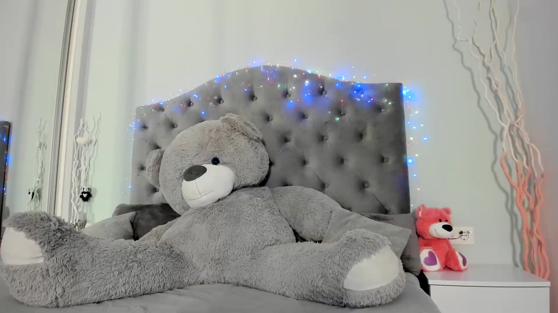 Gallery image thumbnail from SexyJu's myfreecams stream on, 04/01/2024, 24:31 image 15 of 20