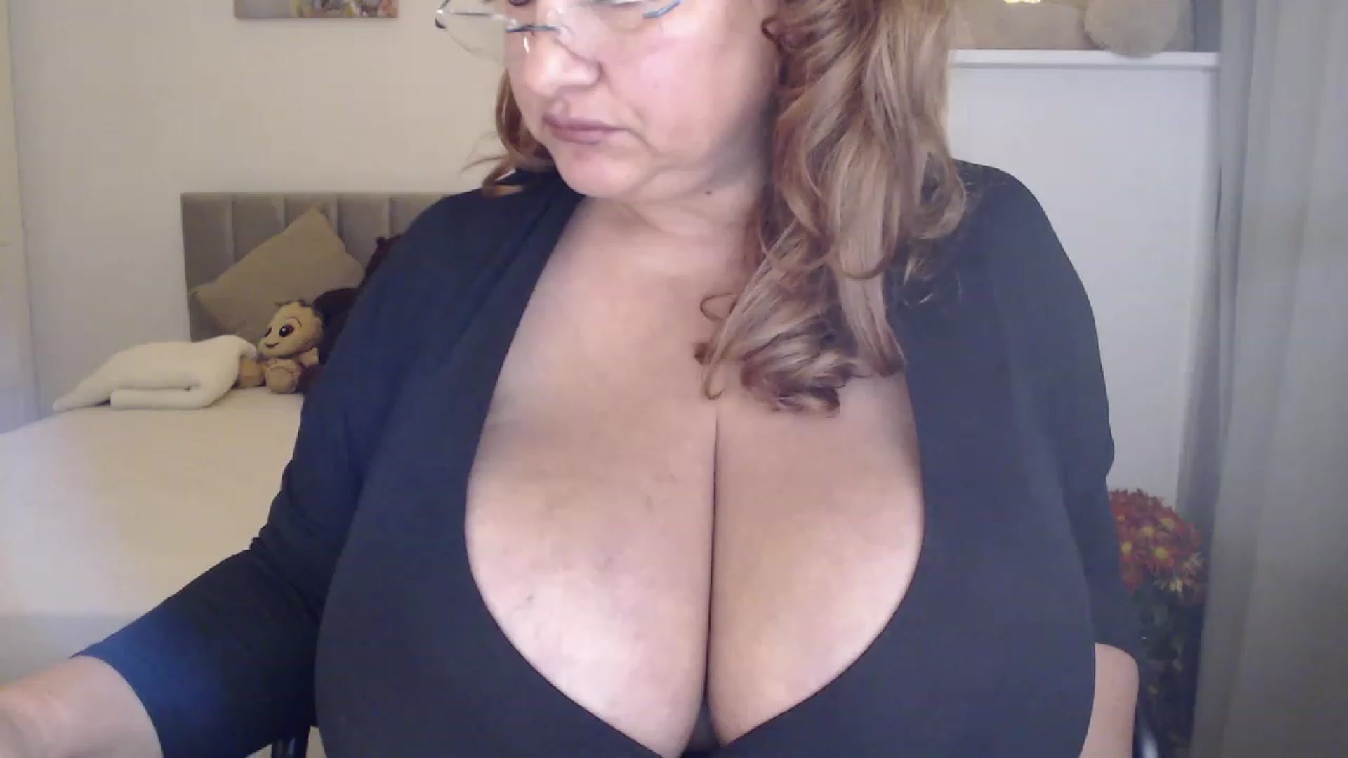Gallery image thumbnail from SexyJulie's myfreecams stream on, 11/22/2022, 19:19 image 4 of 20