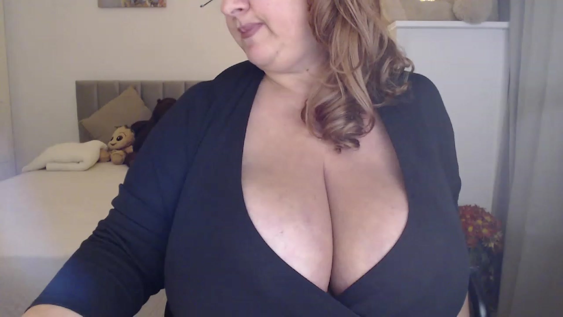 Gallery image thumbnail from SexyJulie's myfreecams stream on, 11/22/2022, 19:19 image 5 of 20