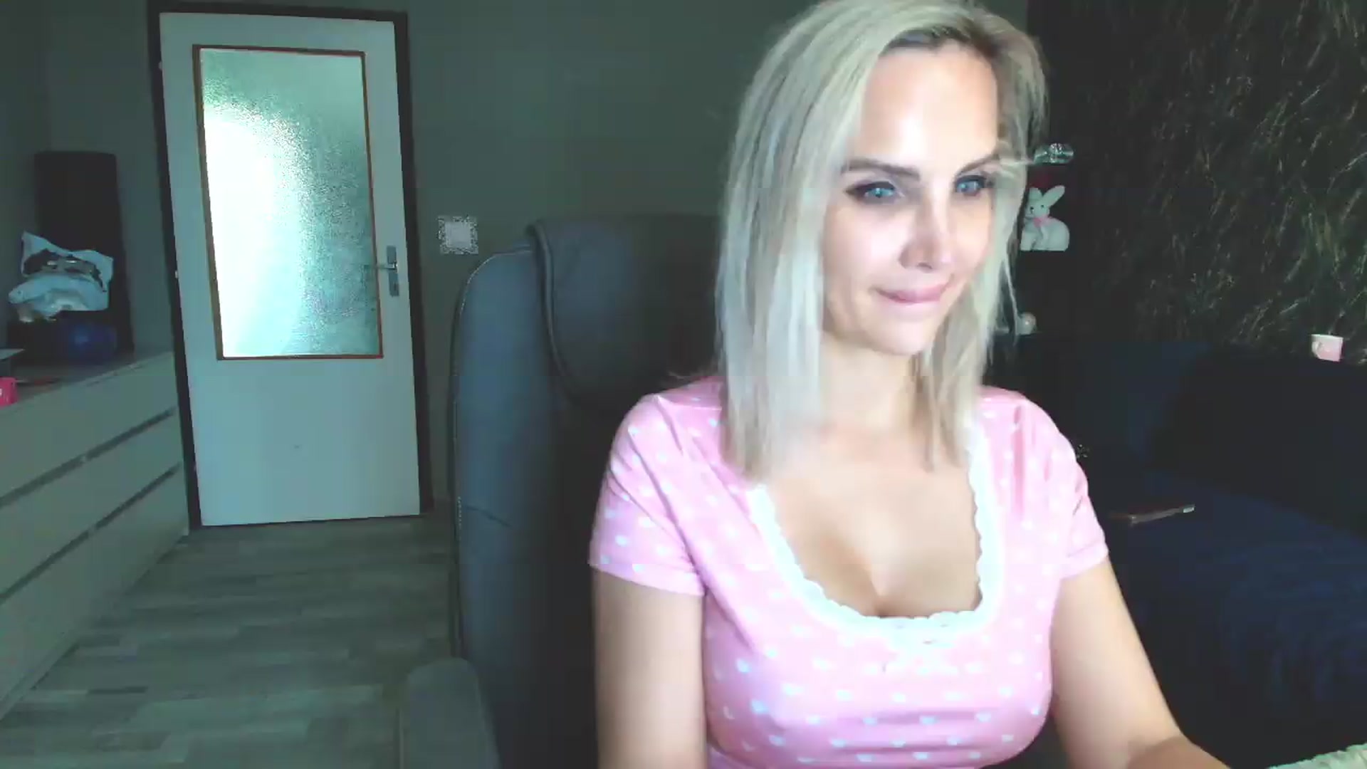 Gallery image thumbnail from SexyQueenNina's myfreecams stream on, 06/09/2026, 07:40 image 1 of 20