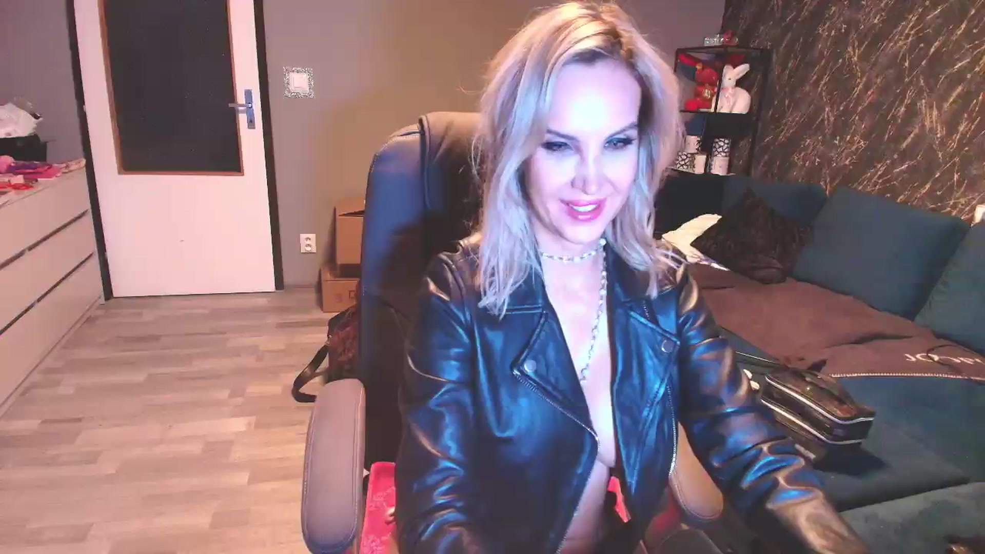 Gallery image thumbnail from SexyQueenNina's myfreecams stream on, 08/23/2026, 24:00 image 16 of 20