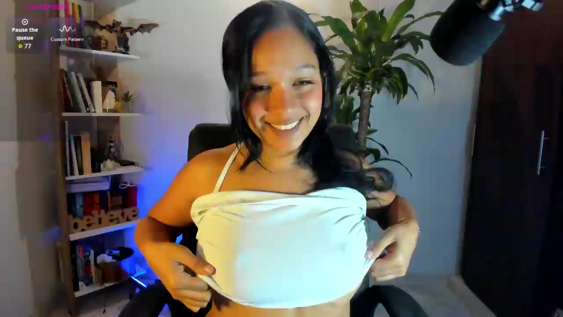 Gallery image thumbnail from Sexy_Latina's myfreecams stream on, 08/11/2026, 16:15 image 14 of 20