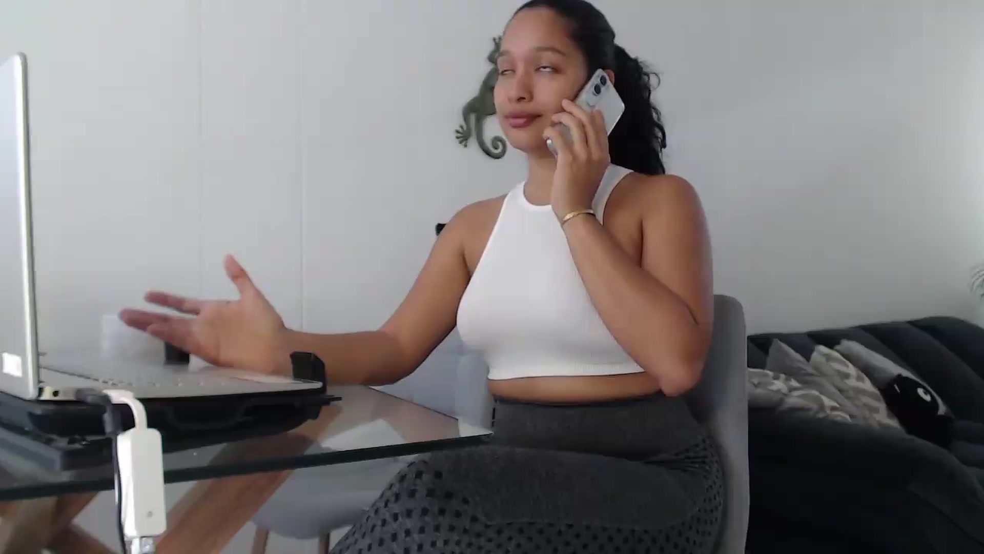 Gallery image thumbnail from Sexy_Latina's myfreecams stream on, 08/18/2026, 17:22 image 9 of 20