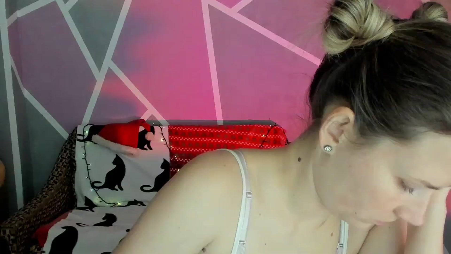 Gallery image thumbnail from Sexy_Ukr's myfreecams stream on, 12/12/2023, 17:16 image 1 of 20