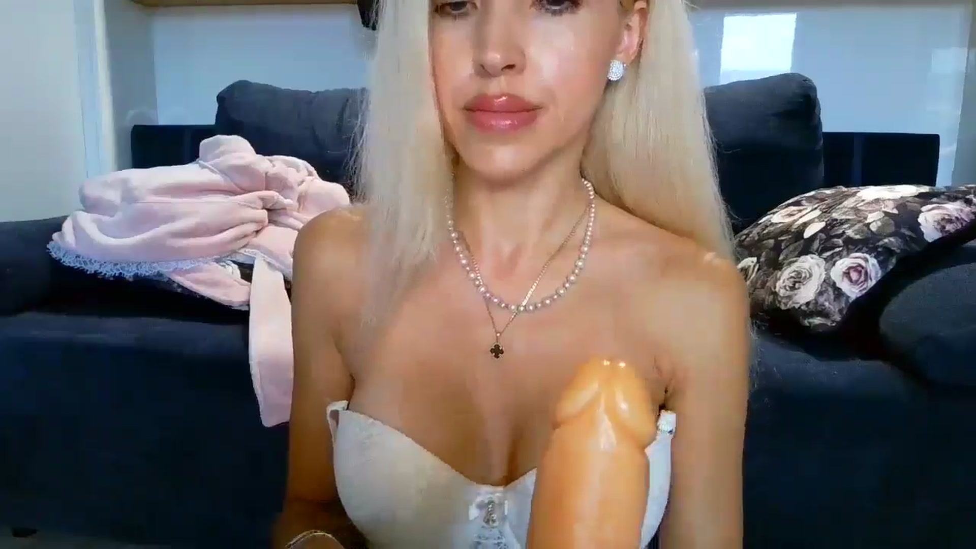 Gallery image thumbnail from Sexyblondi's myfreecams stream on, 09/13/2025, 12:45 image 18 of 20