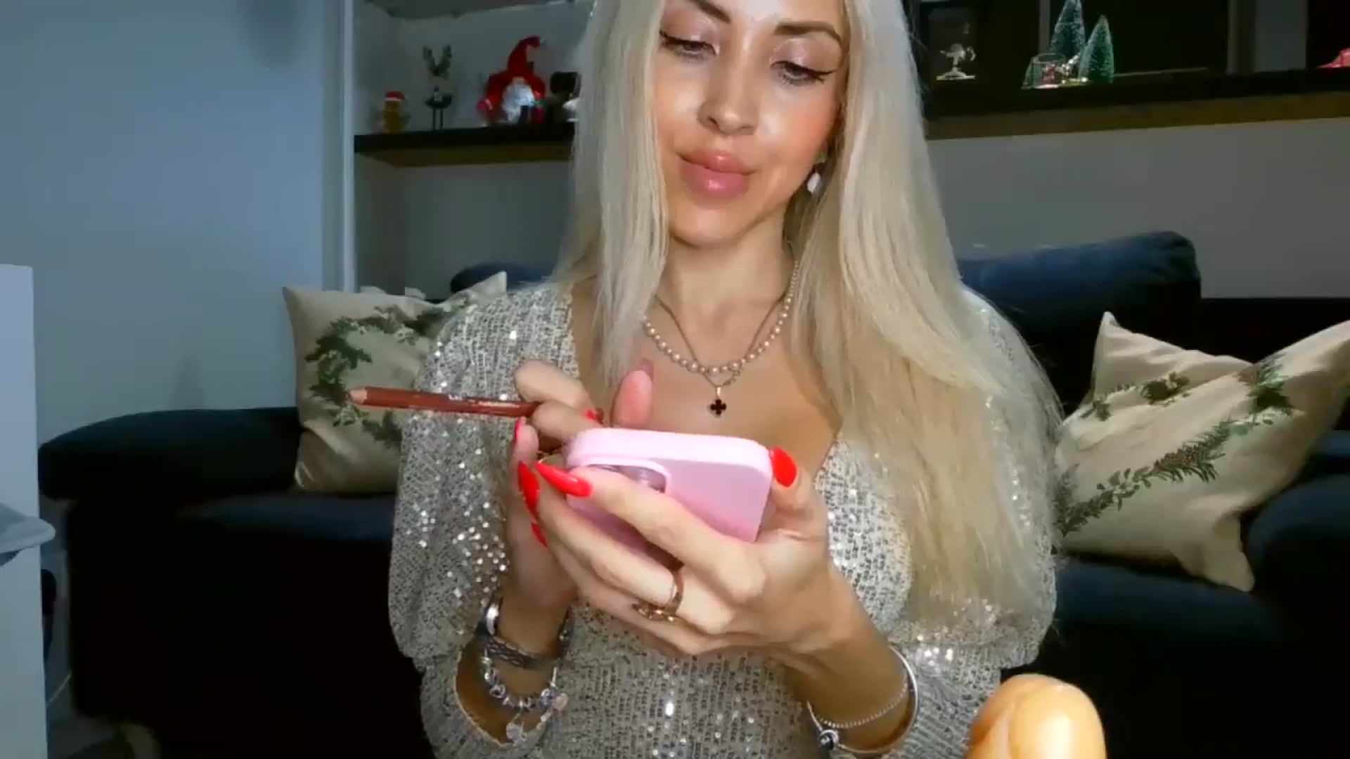 Gallery image thumbnail from Sexyblondi's myfreecams stream on, 12/25/2025, 19:05 image 11 of 20
