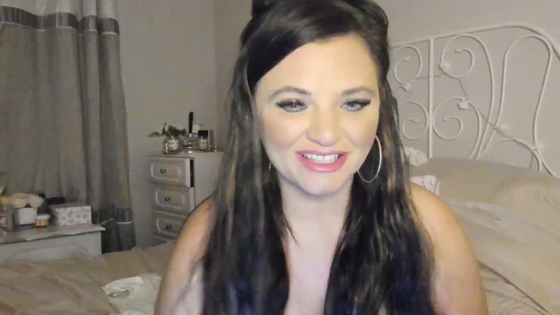 Gallery image thumbnail from Sexychicxxx's myfreecams stream on, 08/05/2023, 23:05 image 18 of 20