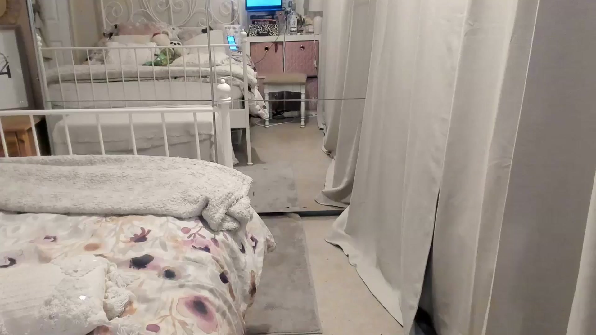 Gallery image thumbnail from Sexychicxxx's myfreecams stream on, 06/15/2024, 22:14 image 1 of 20