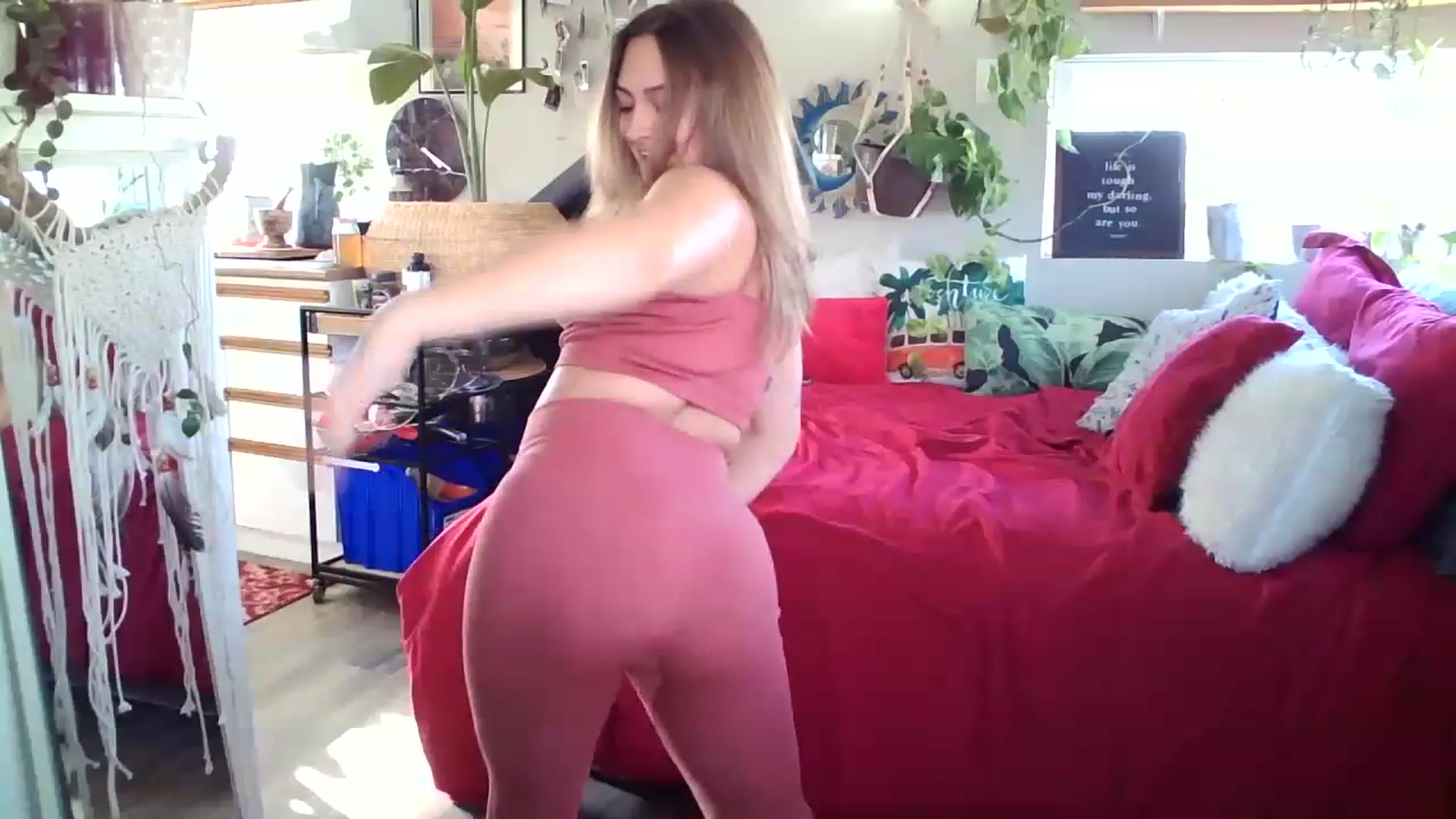 Gallery image thumbnail from Sexylexi211's myfreecams stream on, 11/21/2022, 17:36 image 7 of 20