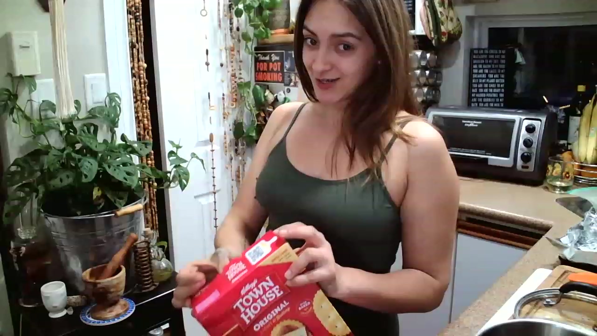 Gallery image thumbnail from Sexylexi211's myfreecams stream on, 12/22/2022, 22:32 image 12 of 20