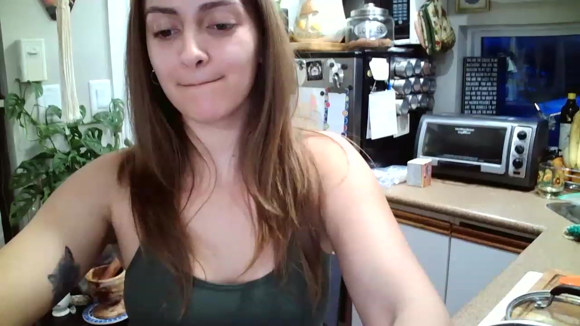 Gallery image thumbnail from Sexylexi211's myfreecams stream on, 12/22/2022, 22:32 image 6 of 20