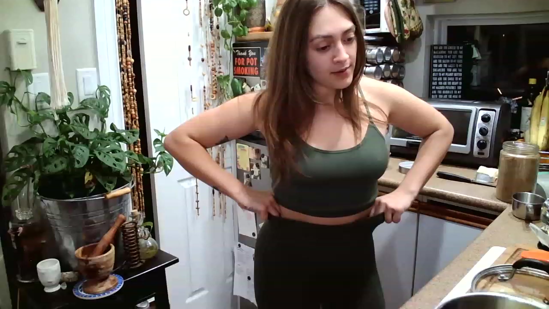 Gallery image thumbnail from Sexylexi211's myfreecams stream on, 12/22/2022, 22:32 image 17 of 20