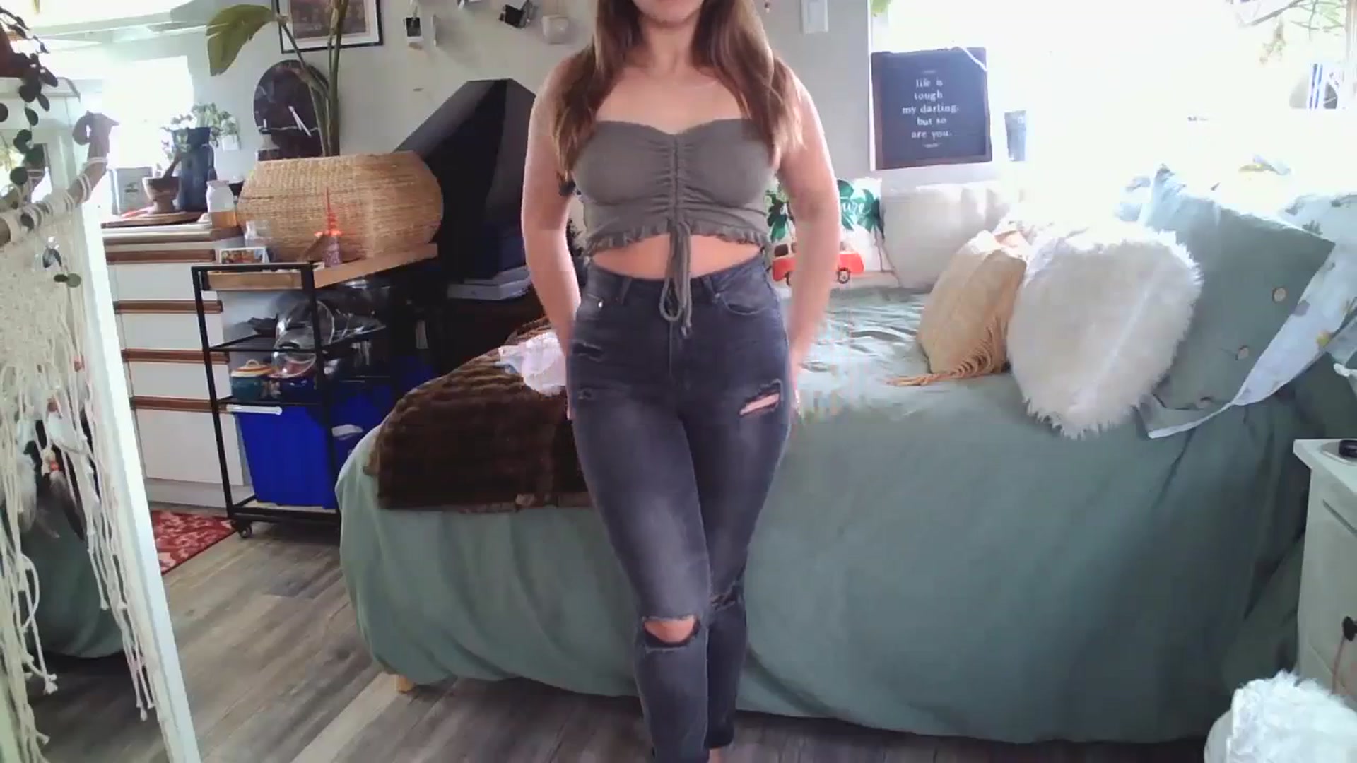 Gallery image thumbnail from Sexylexi211's myfreecams stream on, 03/16/2024, 15:05 image 6 of 20