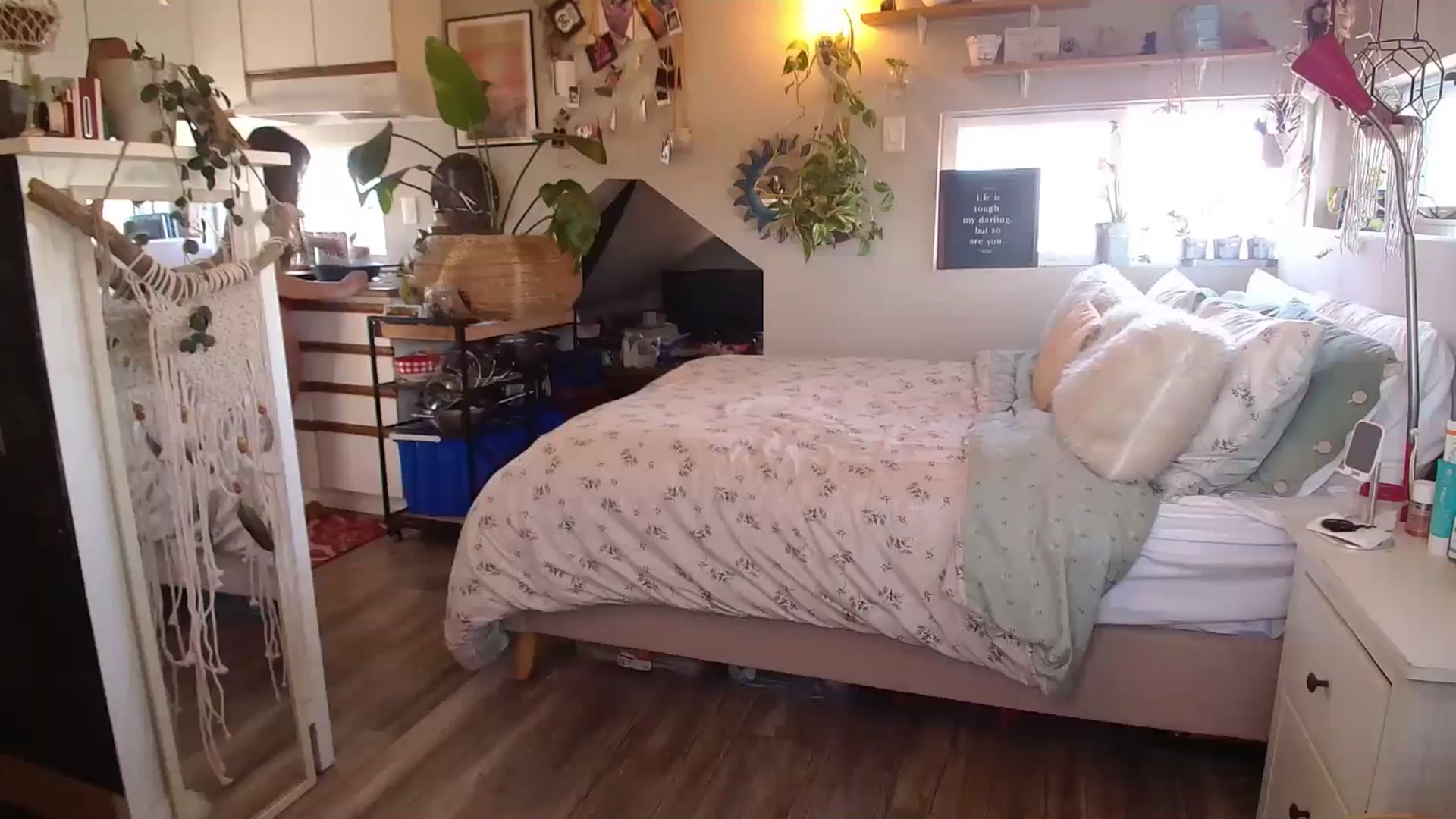 Gallery image thumbnail from Sexylexi211's myfreecams stream on, 04/17/2025, 14:08 image 16 of 20