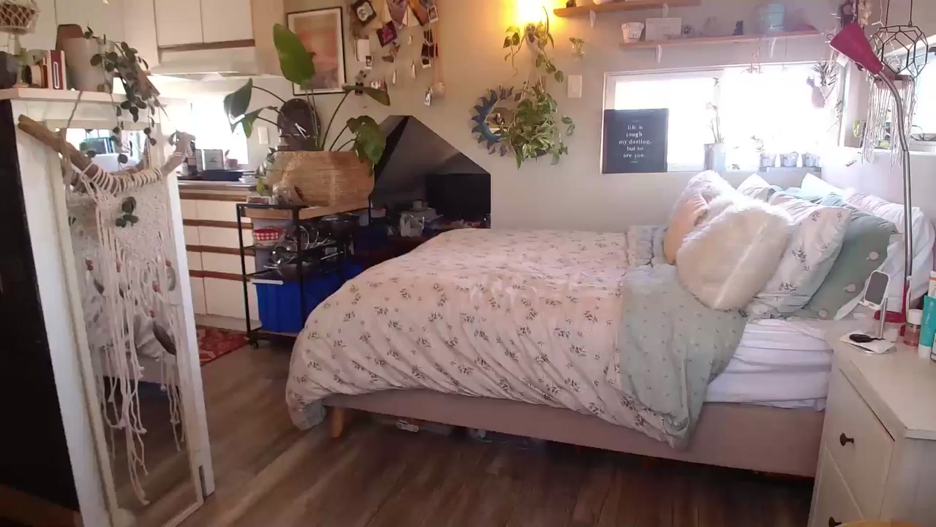 Gallery image thumbnail from Sexylexi211's myfreecams stream on, 04/17/2025, 14:08 image 12 of 20