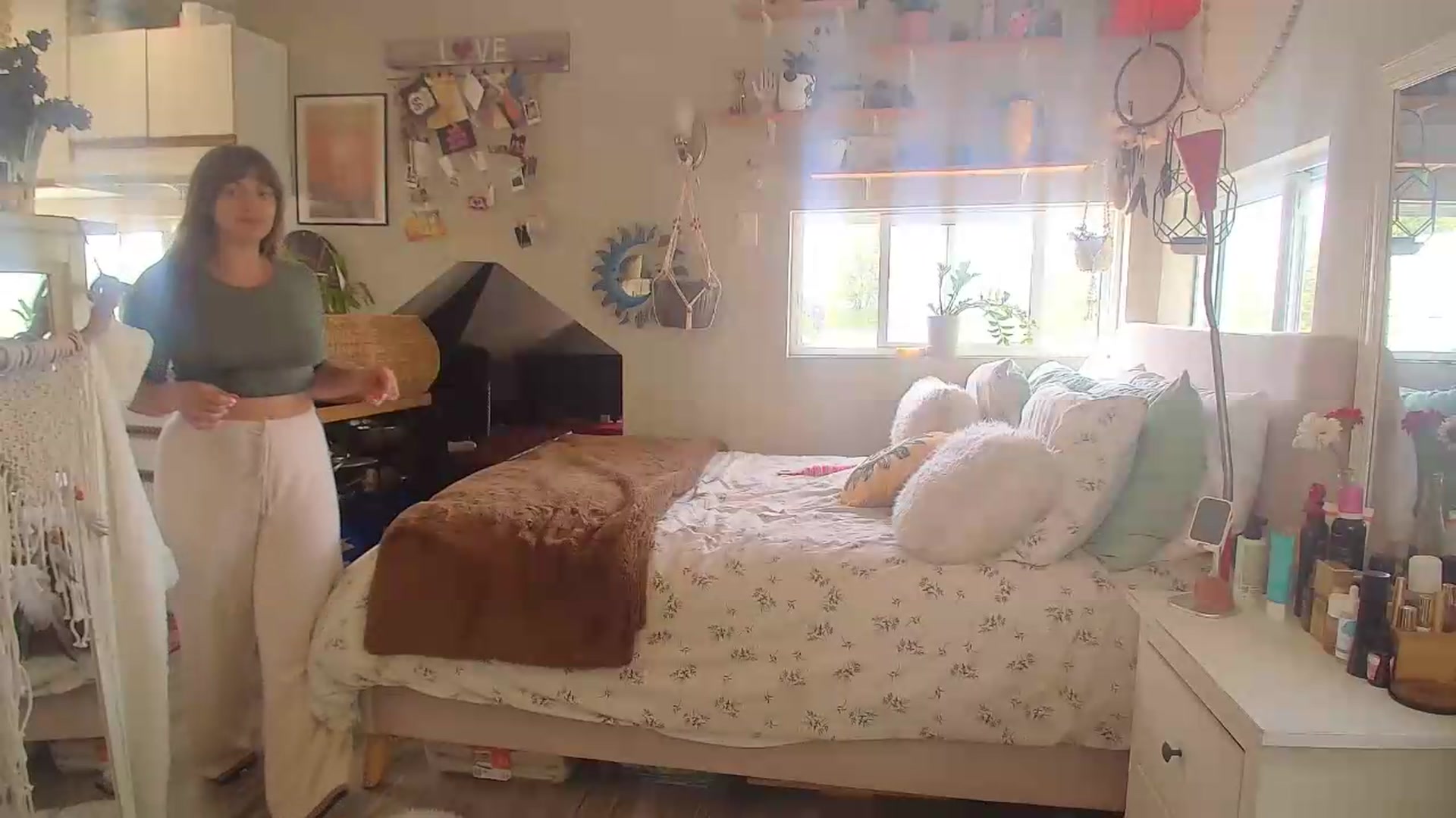 Gallery image thumbnail from Sexylexi211's myfreecams stream on, 06/10/2026, 18:18 image 13 of 20