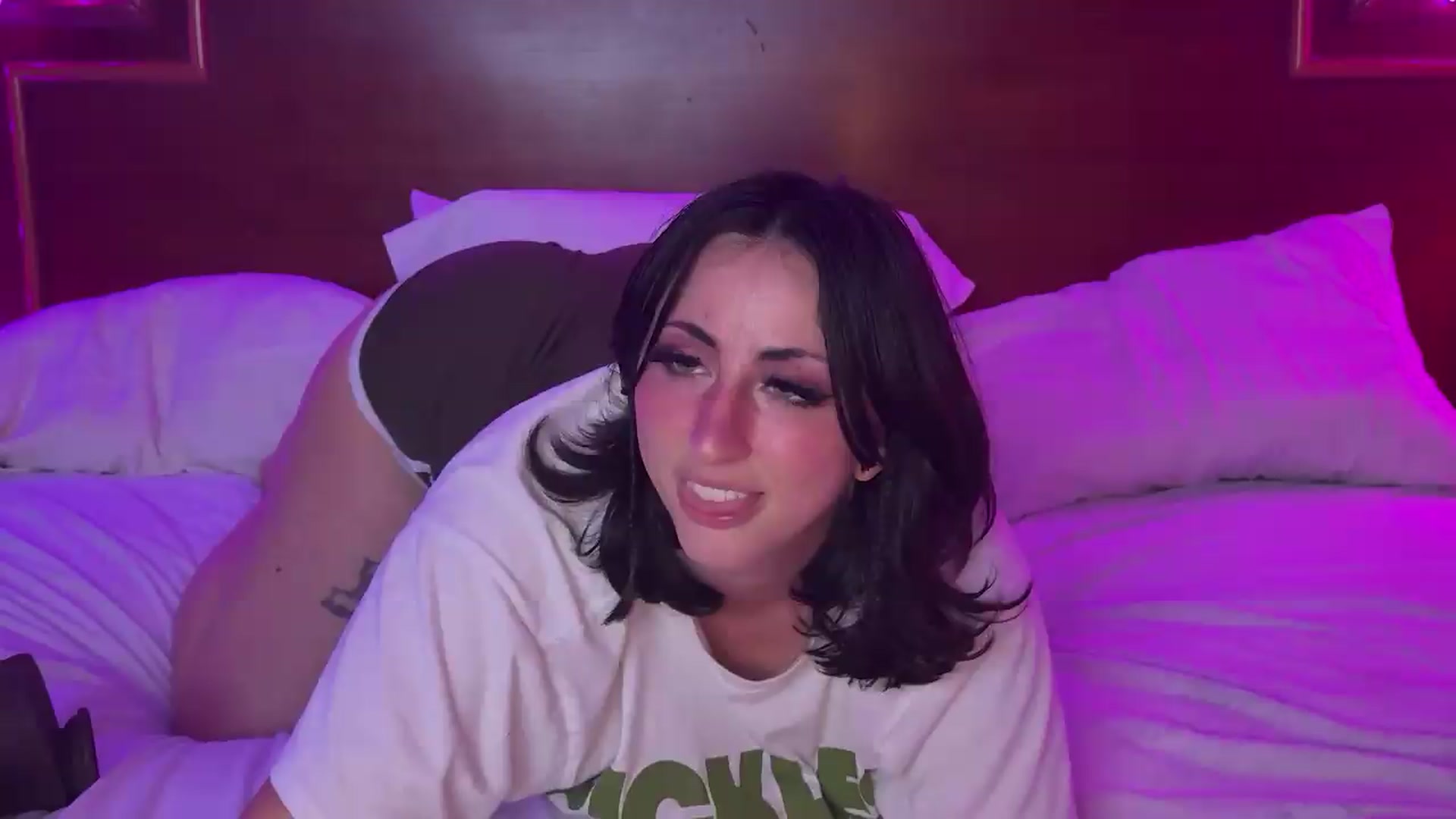 Gallery image thumbnail from Sexylv's myfreecams stream on, 08/17/2026, 09:02 image 17 of 20