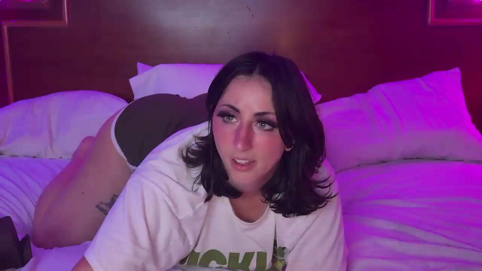 Gallery image thumbnail from Sexylv's myfreecams stream on, 08/17/2026, 09:02 image 18 of 20