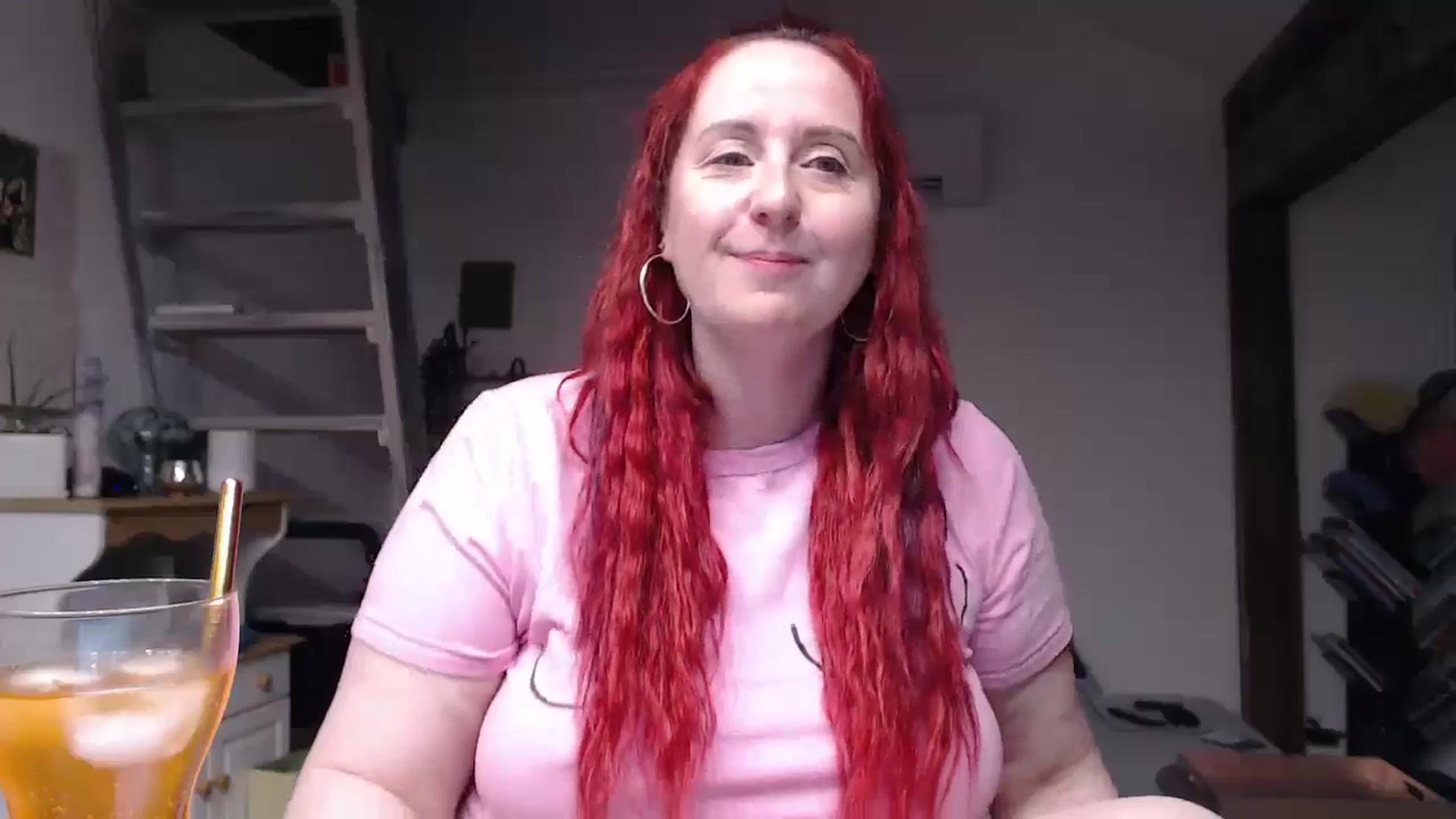 Gallery image thumbnail from Sexyred4U69's myfreecams stream on, 05/09/2024, 01:06 image 10 of 20