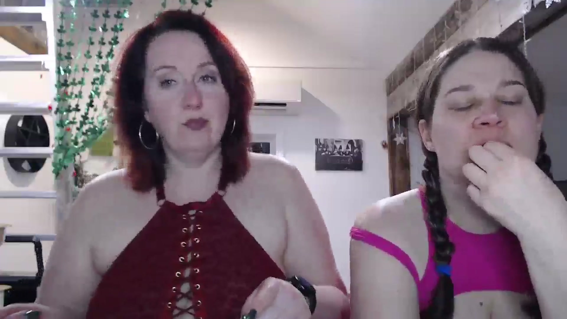 Gallery image thumbnail from Sexyred4U69's myfreecams stream on, 03/13/2025, 24:33 image 18 of 20