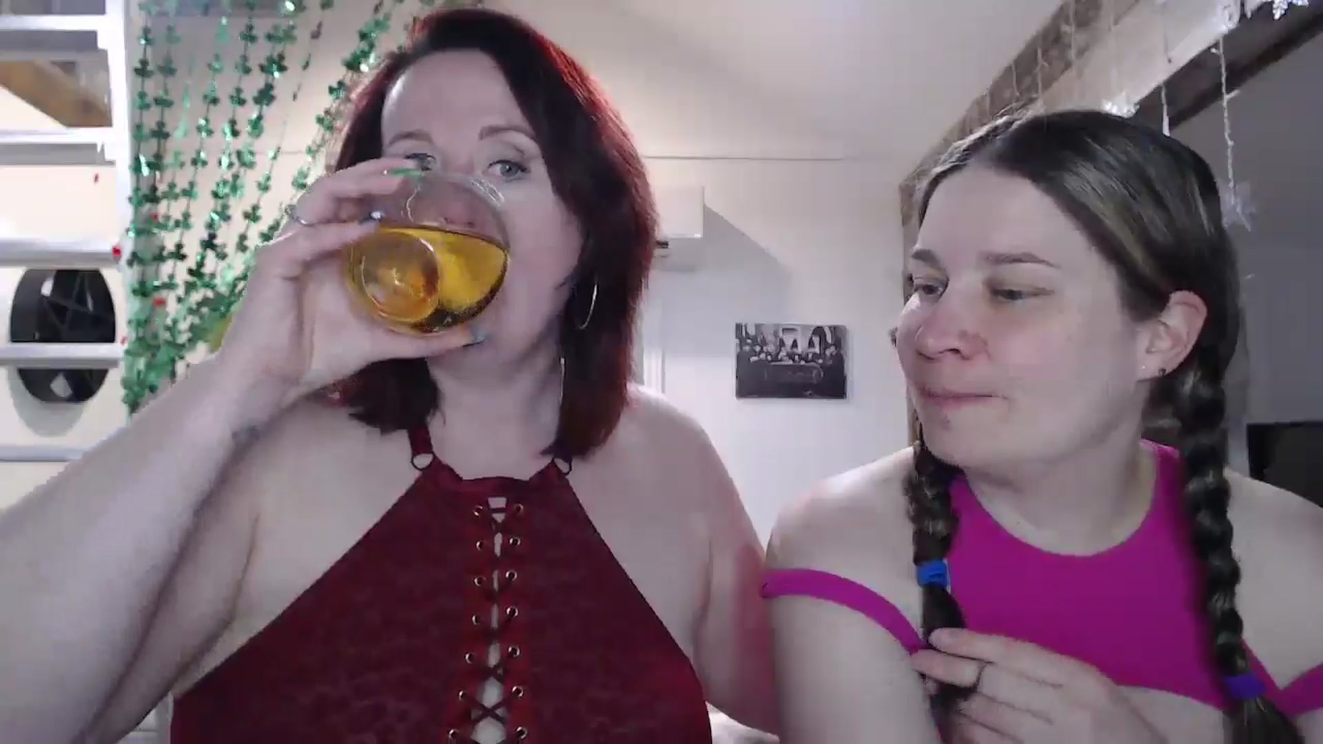 Gallery image thumbnail from Sexyred4U69's myfreecams stream on, 03/13/2025, 24:33 image 17 of 20