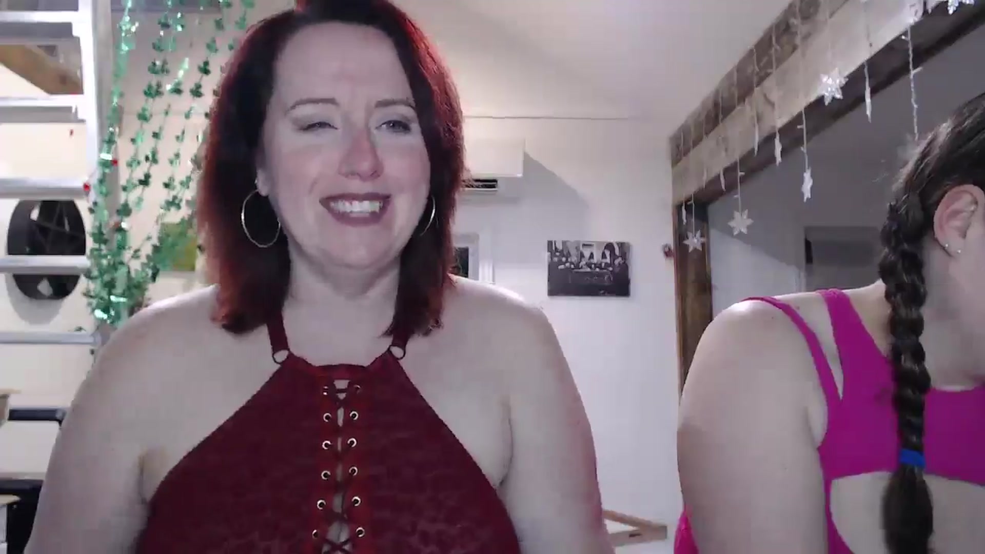 Gallery image thumbnail from Sexyred4U69's myfreecams stream on, 03/13/2025, 24:33 image 9 of 20