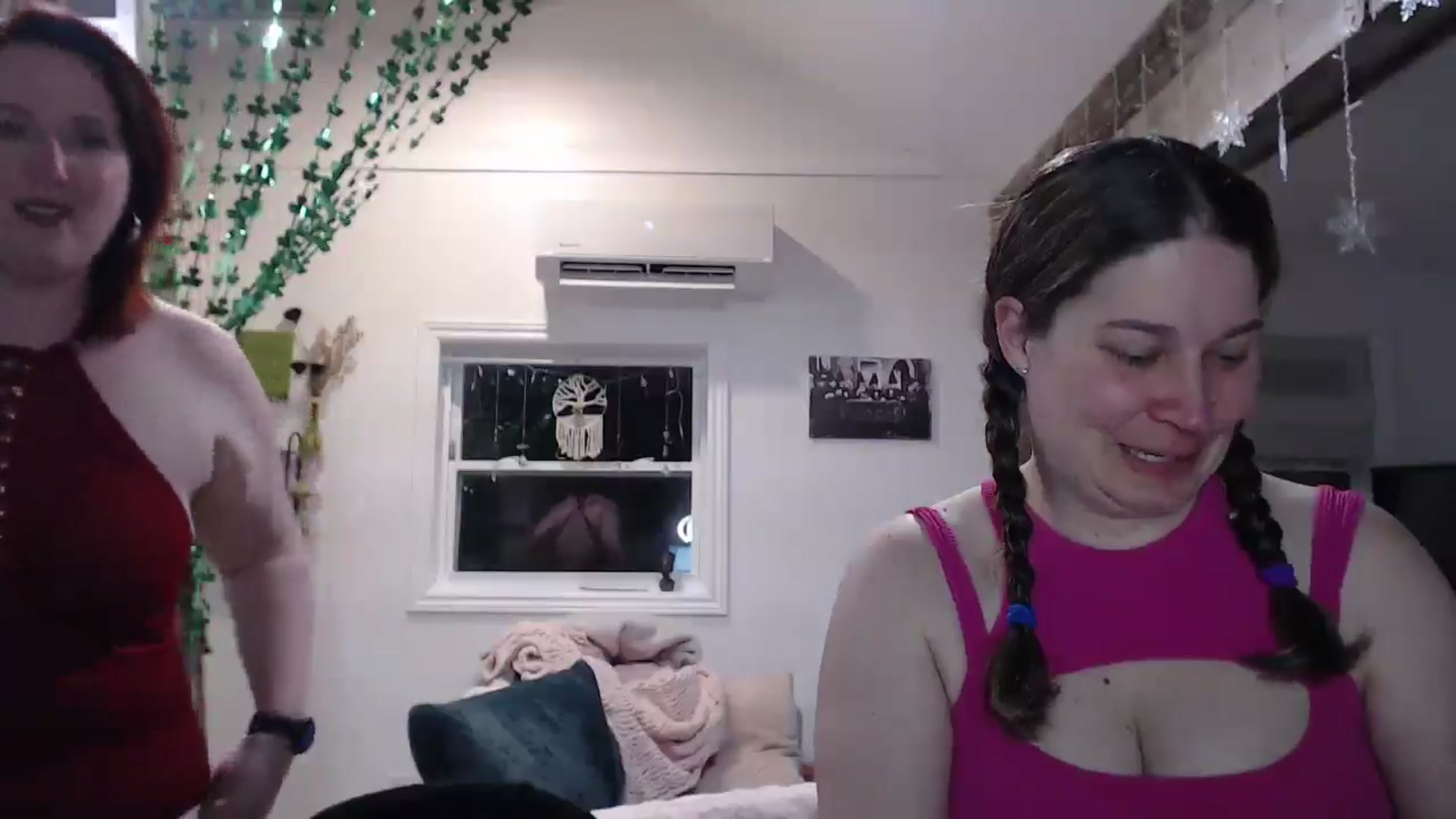 Gallery image thumbnail from Sexyred4U69's myfreecams stream on, 03/13/2025, 24:33 image 13 of 20