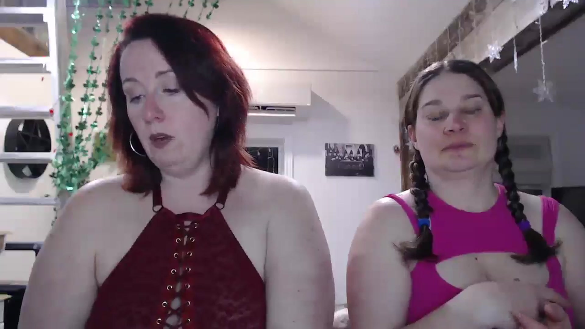Gallery image thumbnail from Sexyred4U69's myfreecams stream on, 03/13/2025, 24:33 image 10 of 20