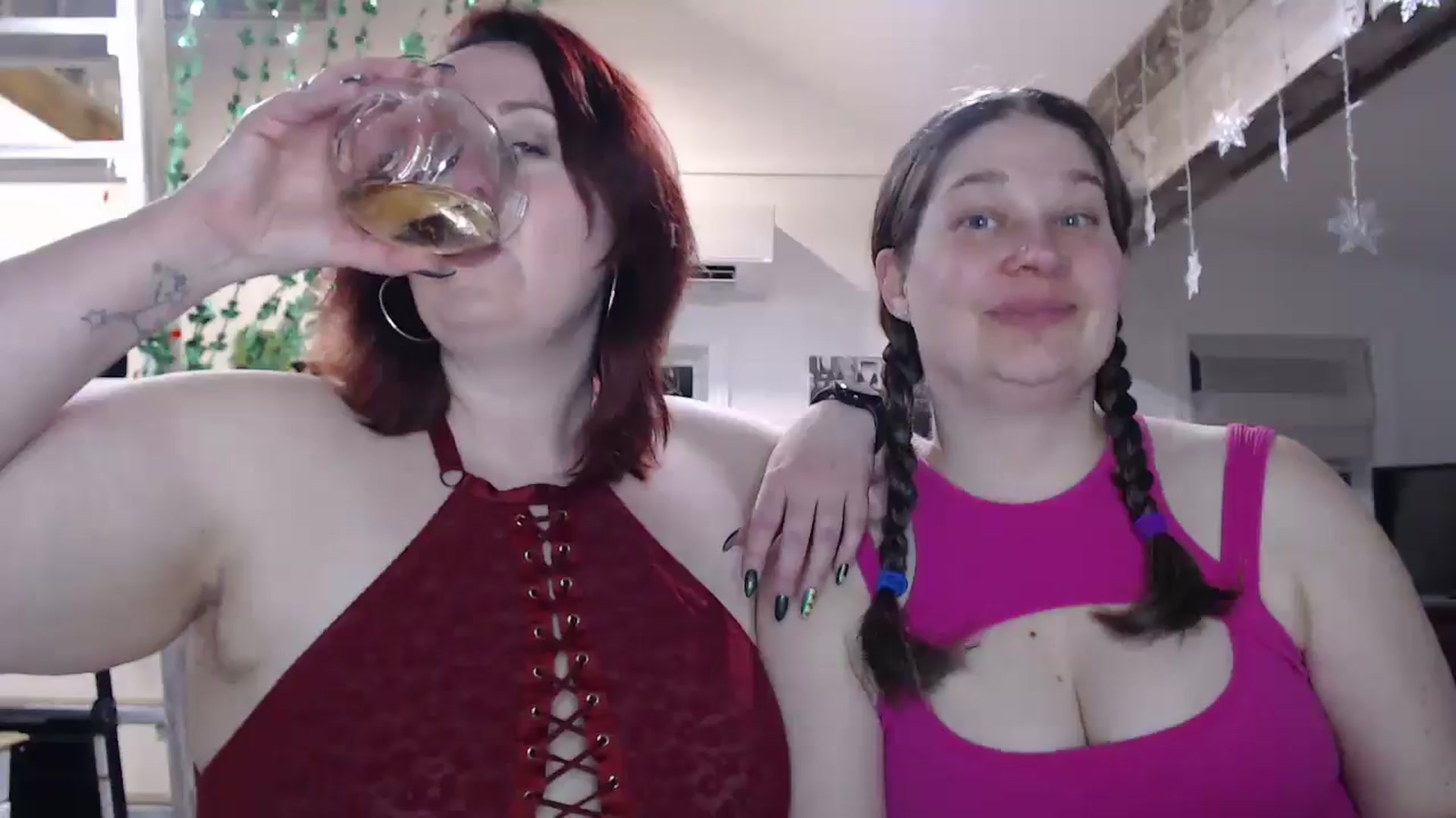 Gallery image thumbnail from Sexyred4U69's myfreecams stream on, 03/13/2025, 24:33 image 4 of 20