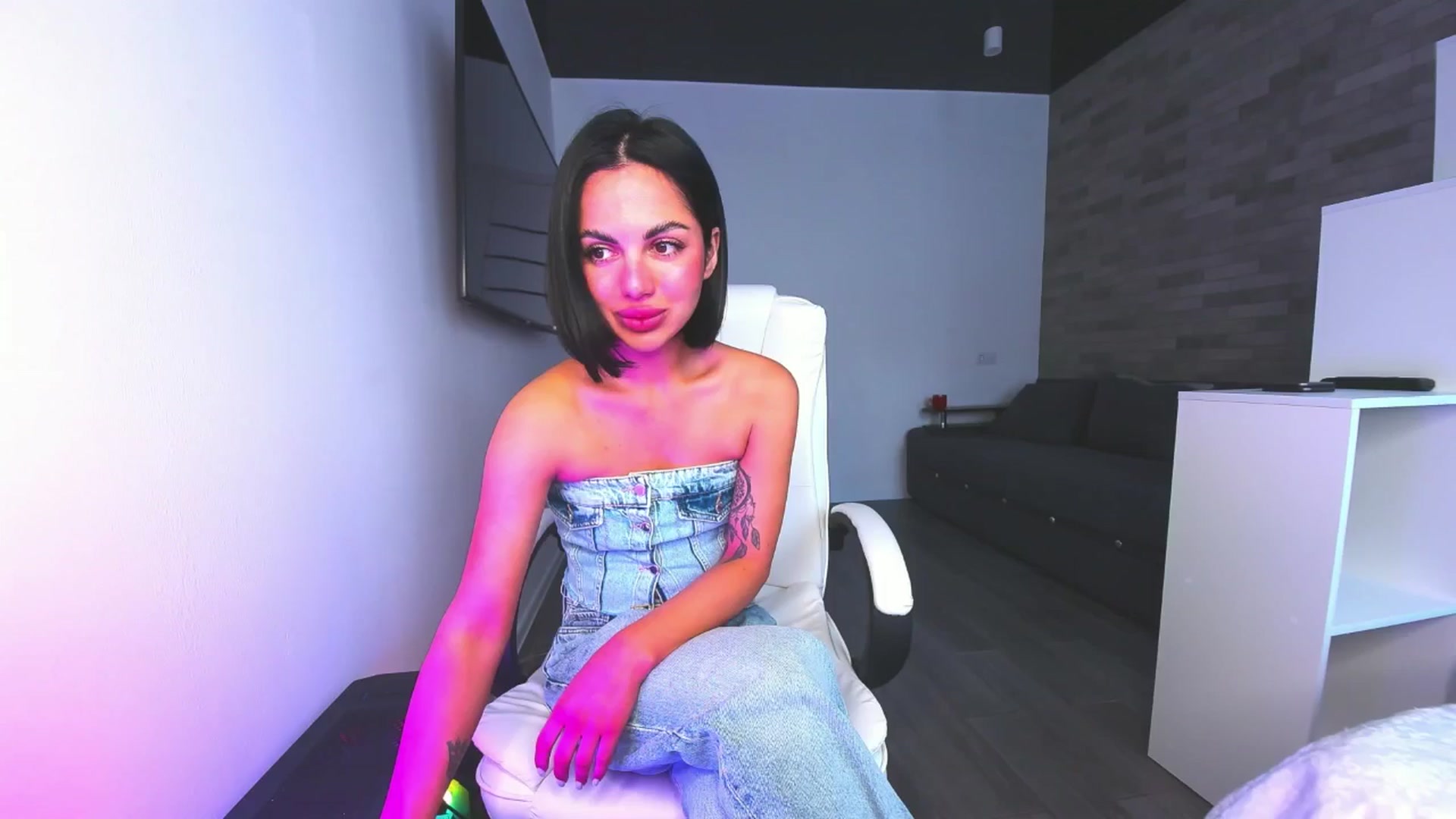 Gallery image thumbnail from Seylormooon's myfreecams stream on, 05/13/2025, 08:06 image 19 of 20