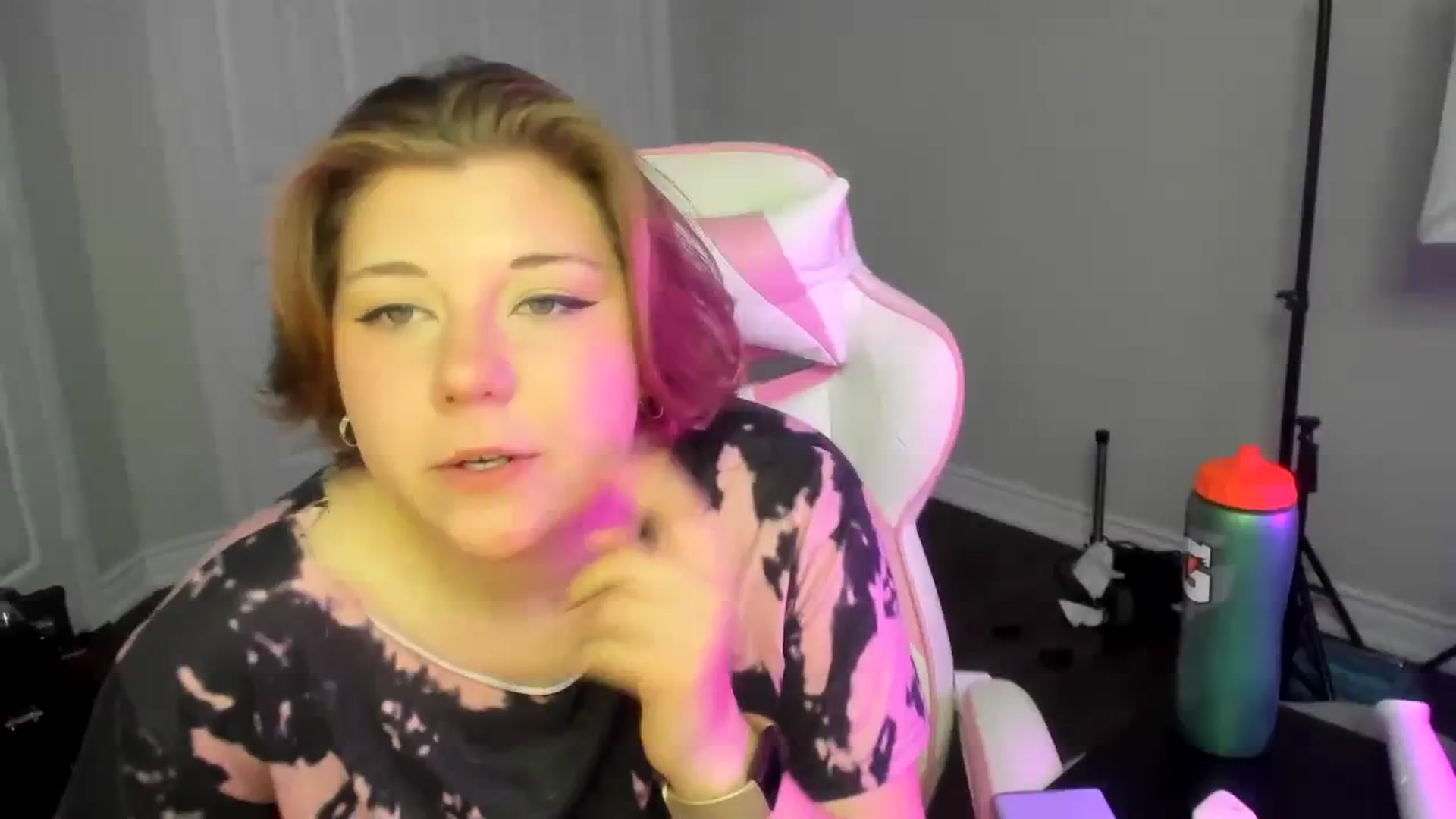 Gallery image thumbnail from ShaeSwan's myfreecams stream on, 03/22/2024, 02:40 image 1 of 20
