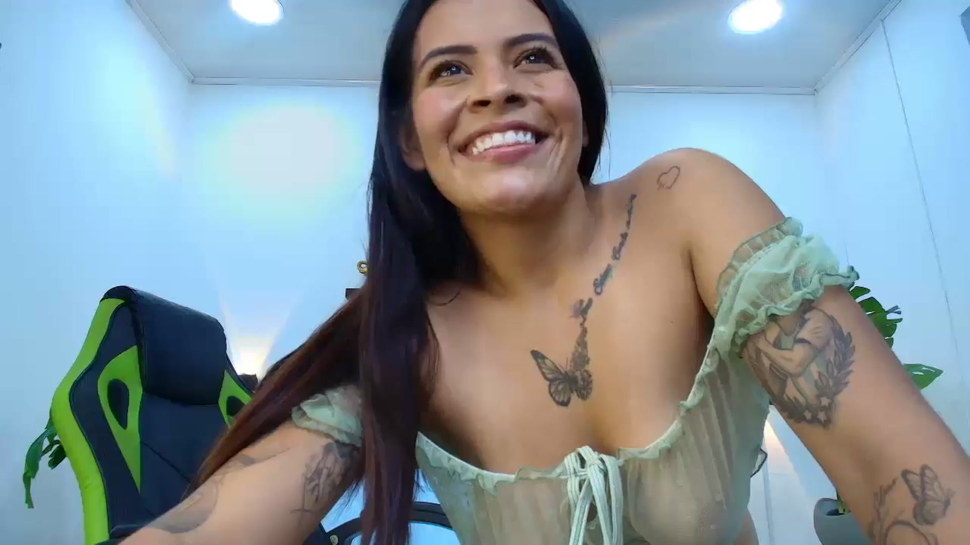 Gallery image thumbnail from Shannel_love_'s myfreecams stream on, 03/08/2025, 17:38 image 17 of 20