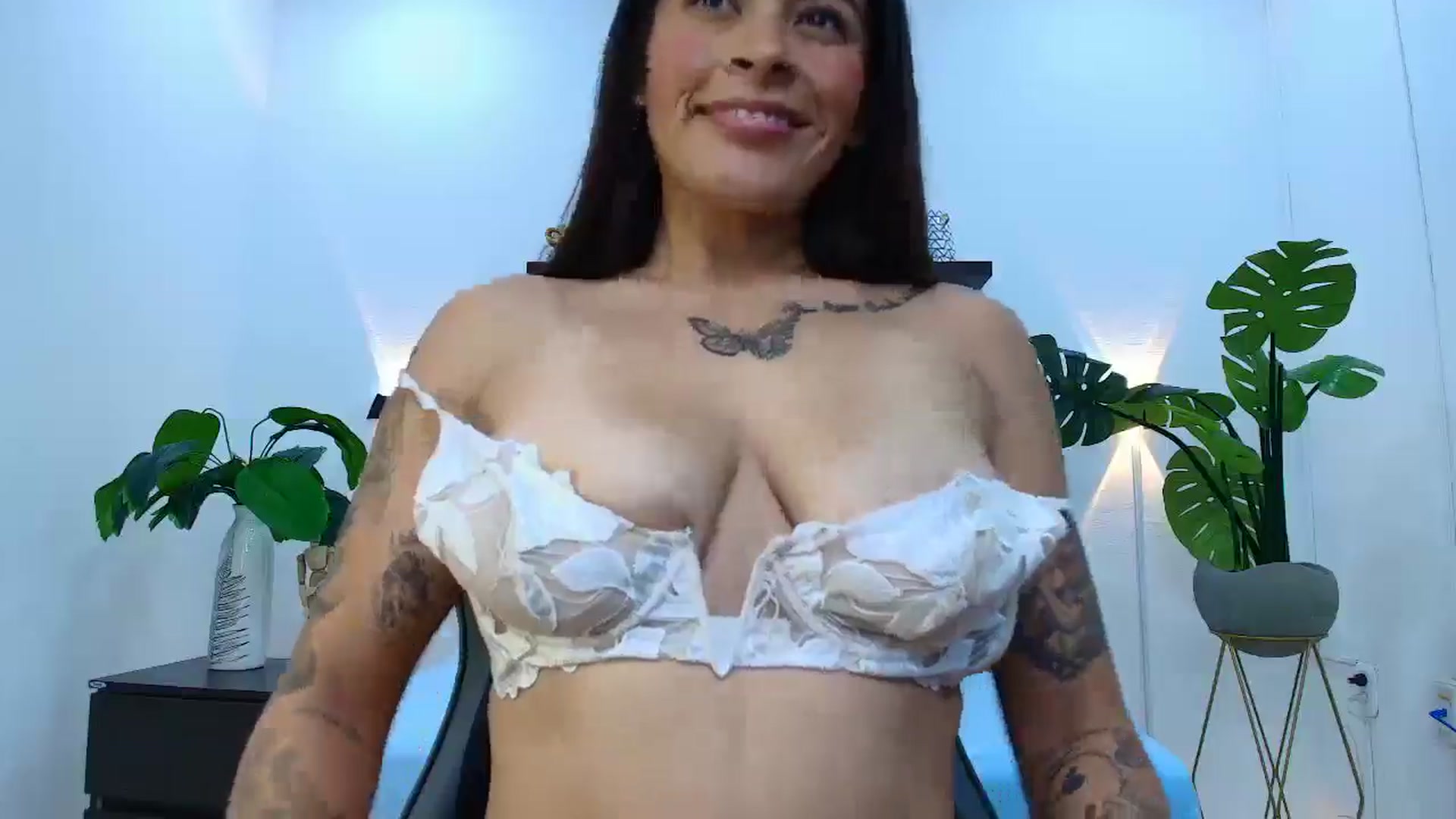 Gallery image thumbnail from Shannel_love_'s myfreecams stream on, 06/27/2025, 14:37 image 16 of 20