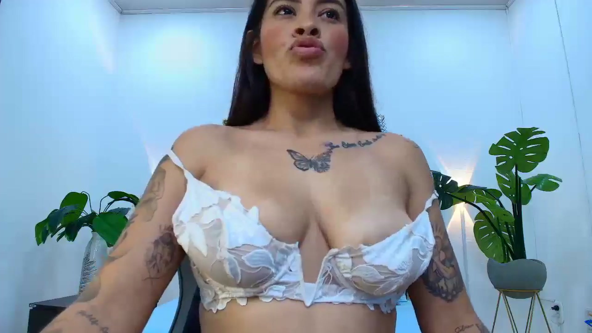 Gallery image thumbnail from Shannel_love_'s myfreecams stream on, 06/27/2025, 14:37 image 6 of 20