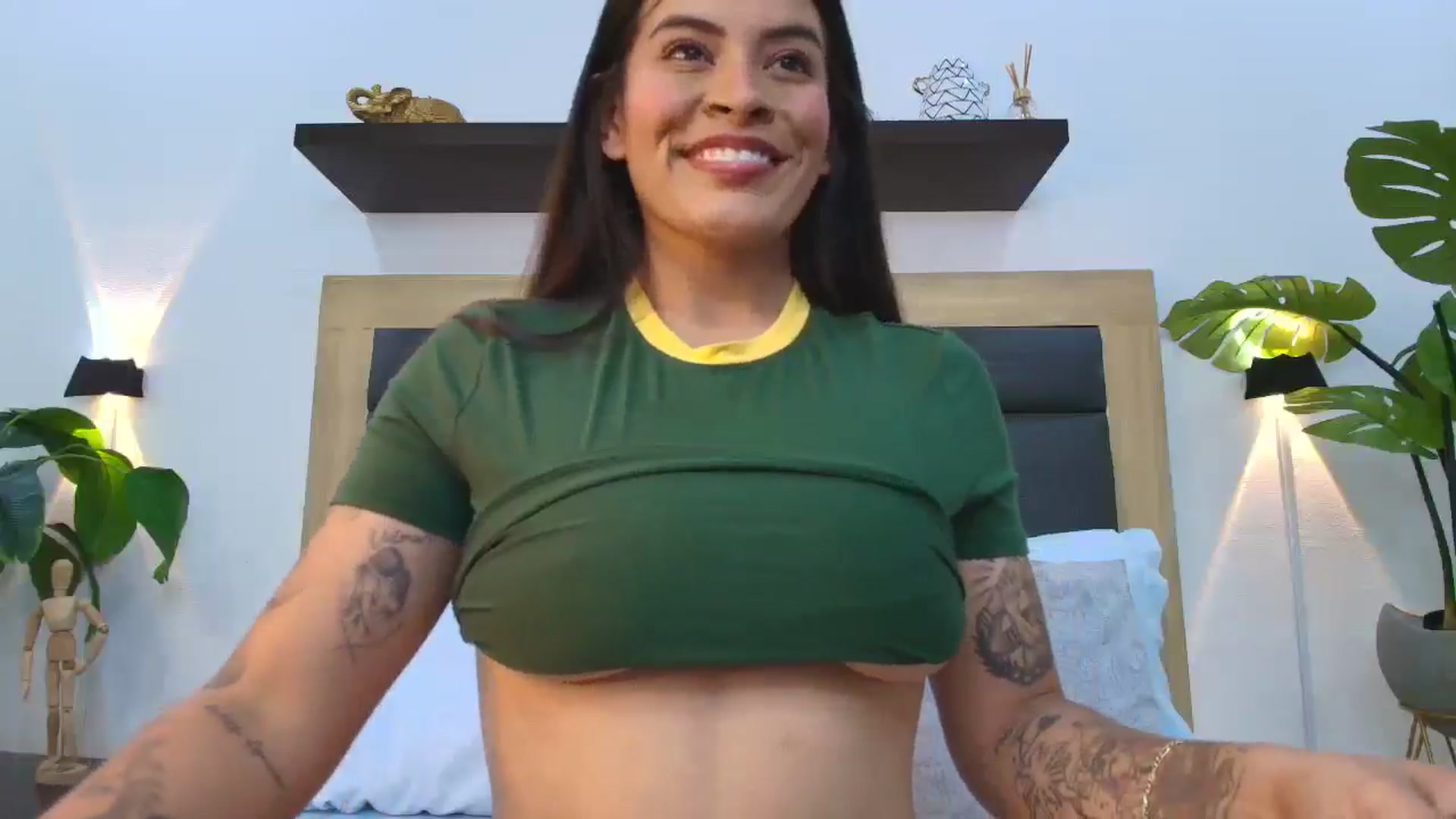 Gallery image thumbnail from Shannel_love_'s myfreecams stream on, 10/24/2025, 16:56 image 7 of 20