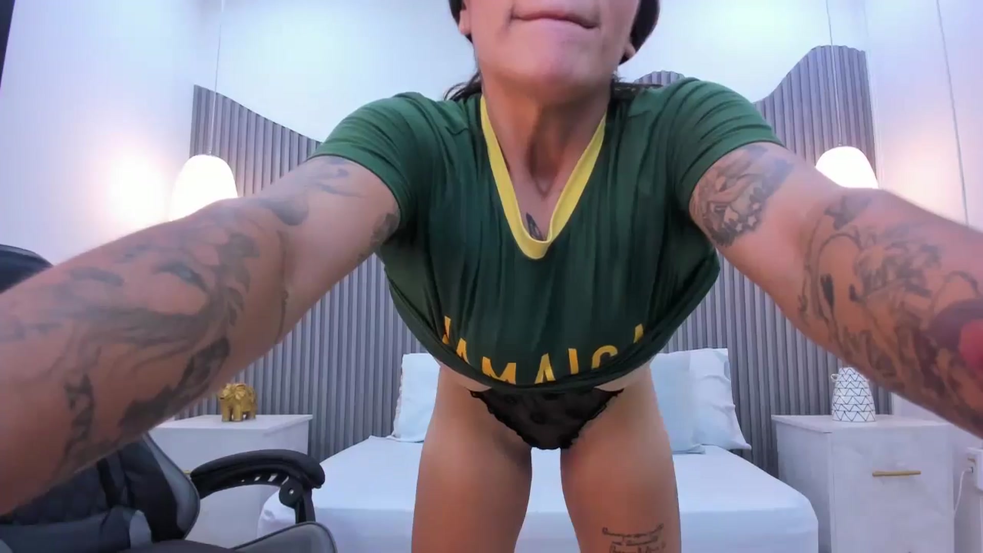 Gallery image thumbnail from Shannel_love_'s myfreecams stream on, 04/25/2026, 17:28 image 6 of 20