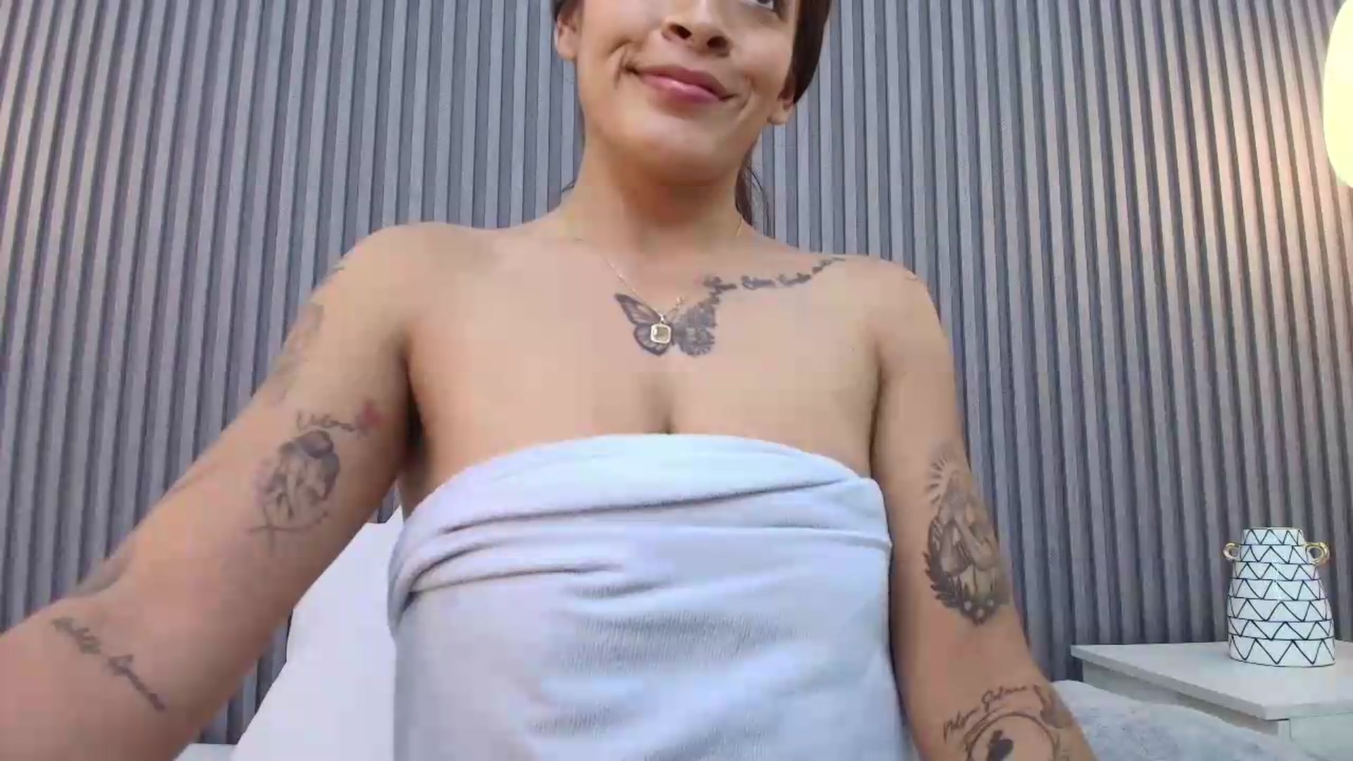 Gallery image thumbnail from Shannel_love_'s myfreecams stream on, 08/10/2026, 17:48 image 5 of 20