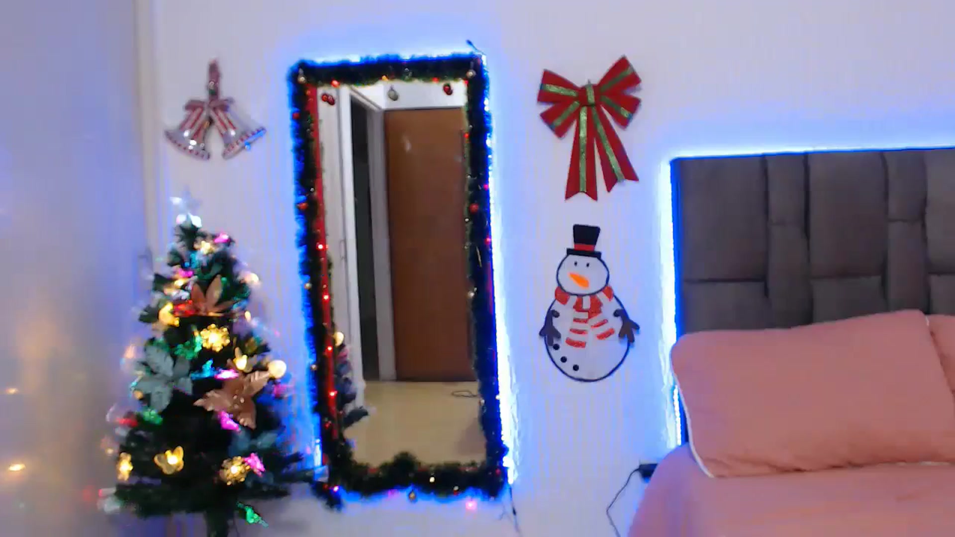 Gallery image thumbnail from Sharon_Angels's myfreecams stream on, 12/24/2023, 05:57 image 12 of 20