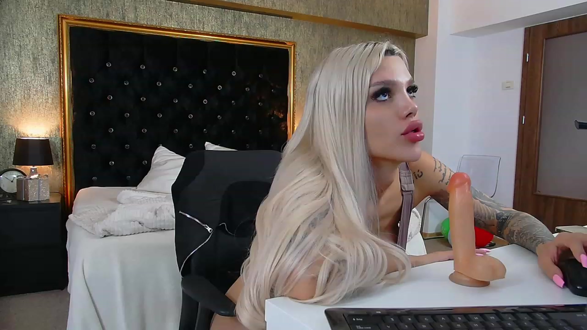 Gallery image thumbnail from Shayblonde's myfreecams stream on, 03/12/2024, 07:51 image 19 of 20