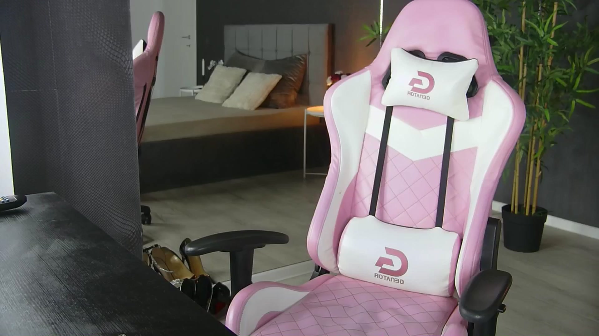 Gallery image thumbnail from Shayblonde's myfreecams stream on, 07/23/2024, 20:44 image 18 of 20