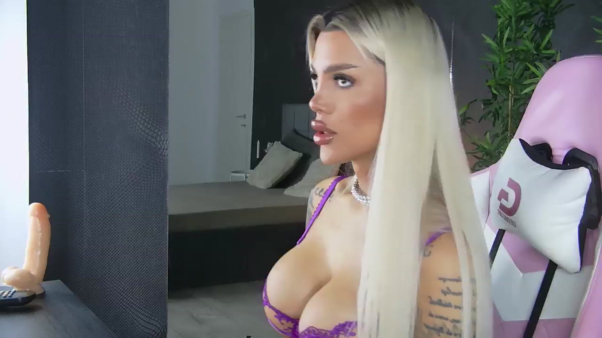 Gallery image thumbnail from Shayblonde's myfreecams stream on, 07/27/2024, 20:16 image 8 of 20