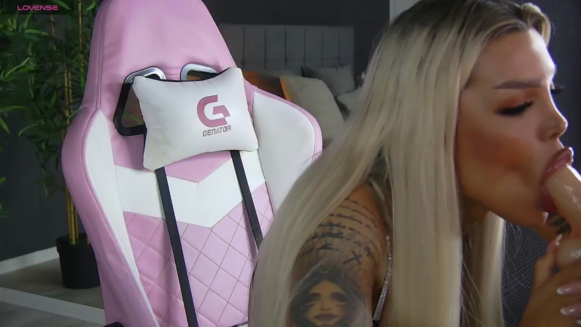 Gallery image thumbnail from Shayblonde's myfreecams stream on, 08/04/2024, 22:17 image 4 of 20