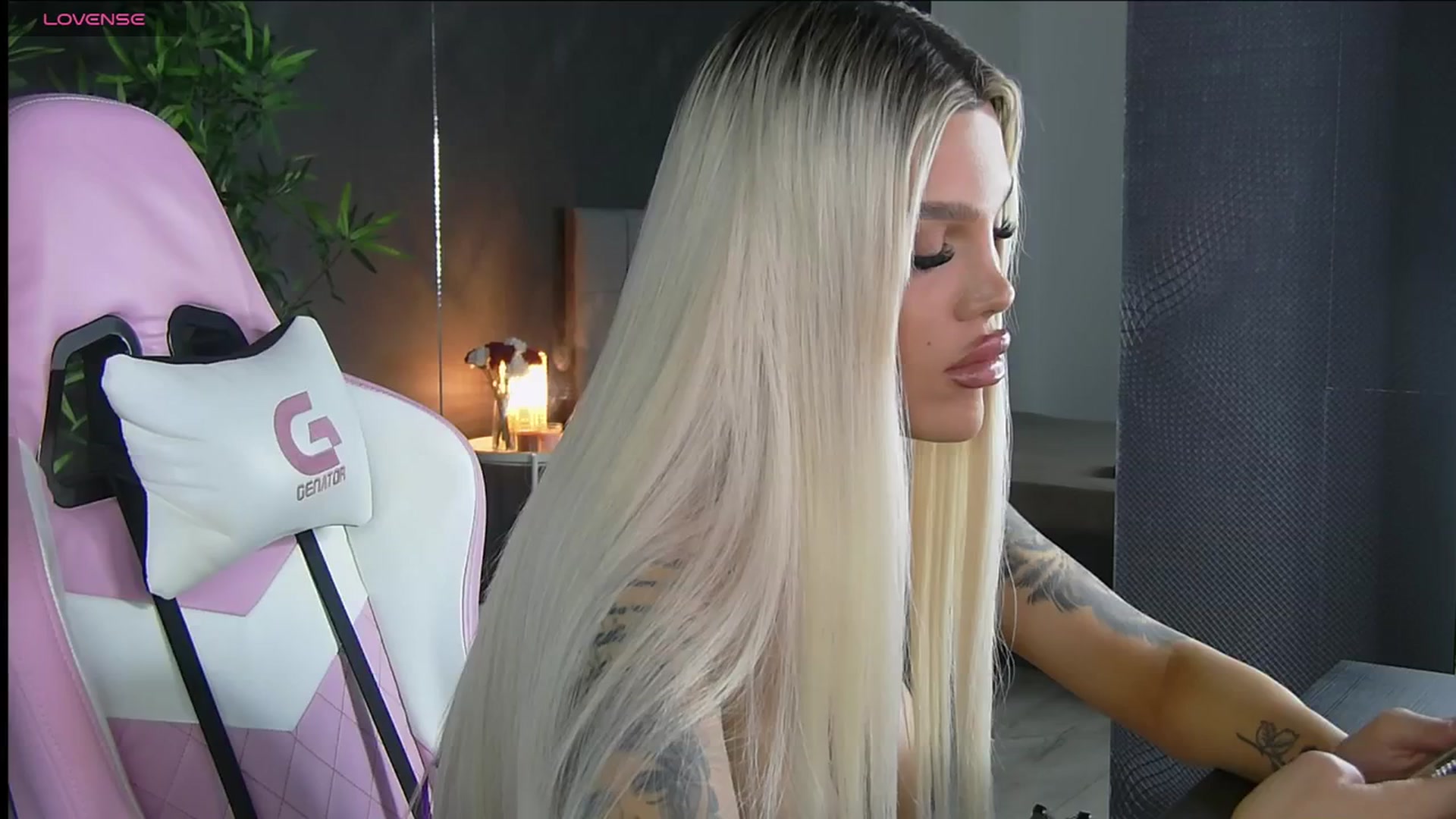 Gallery image thumbnail from Shayblonde's myfreecams stream on, 08/12/2024, 01:50 image 1 of 20