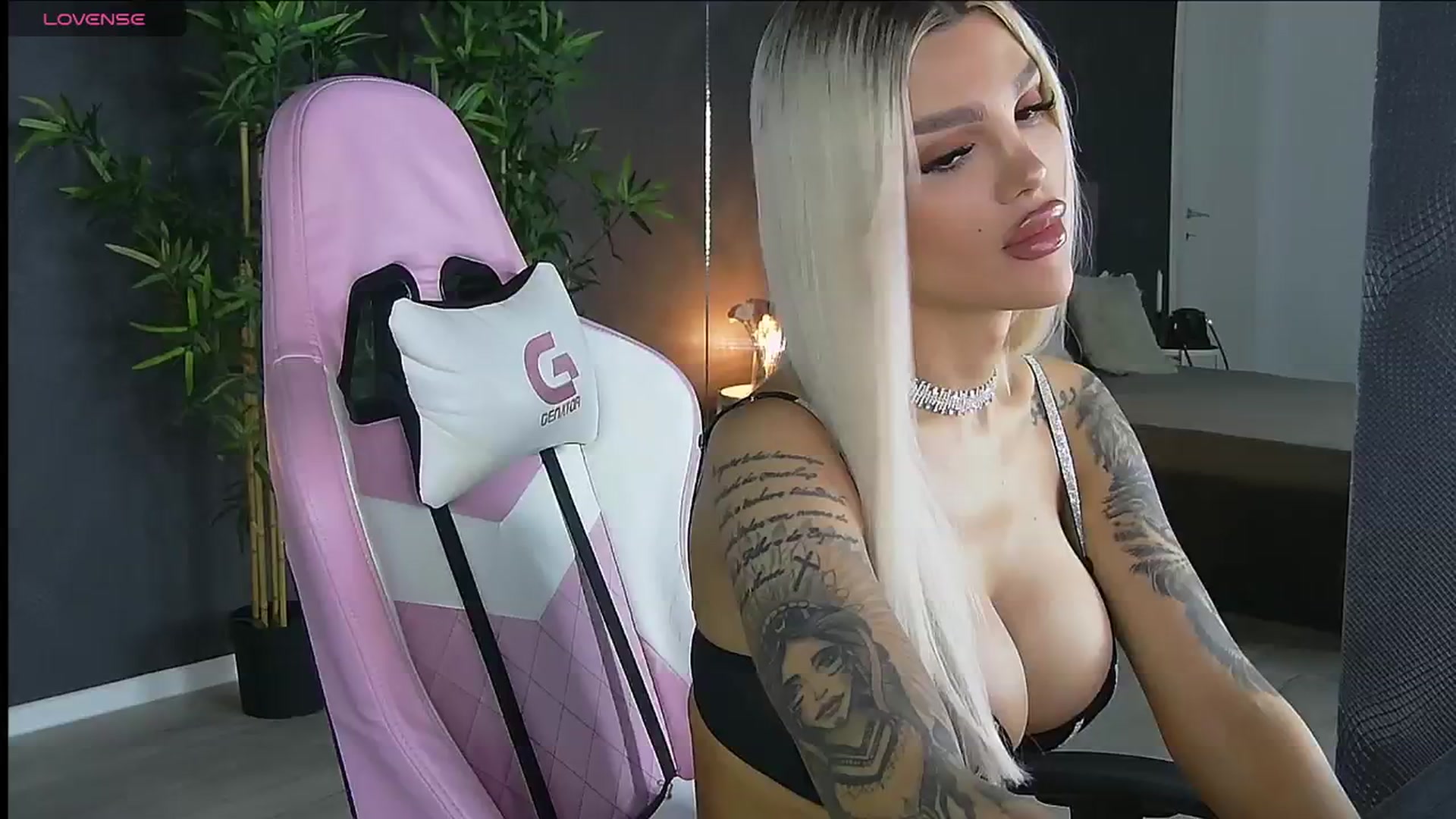 Gallery image thumbnail from Shayblonde's myfreecams stream on, 08/14/2024, 22:08 image 10 of 20