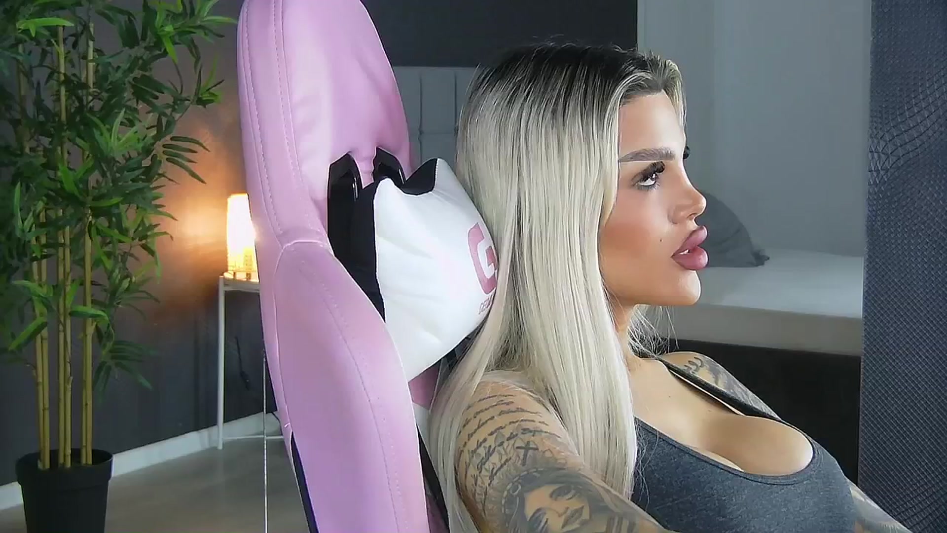 Gallery image thumbnail from Shayblonde's myfreecams stream on, 09/20/2024, 22:52 image 14 of 20