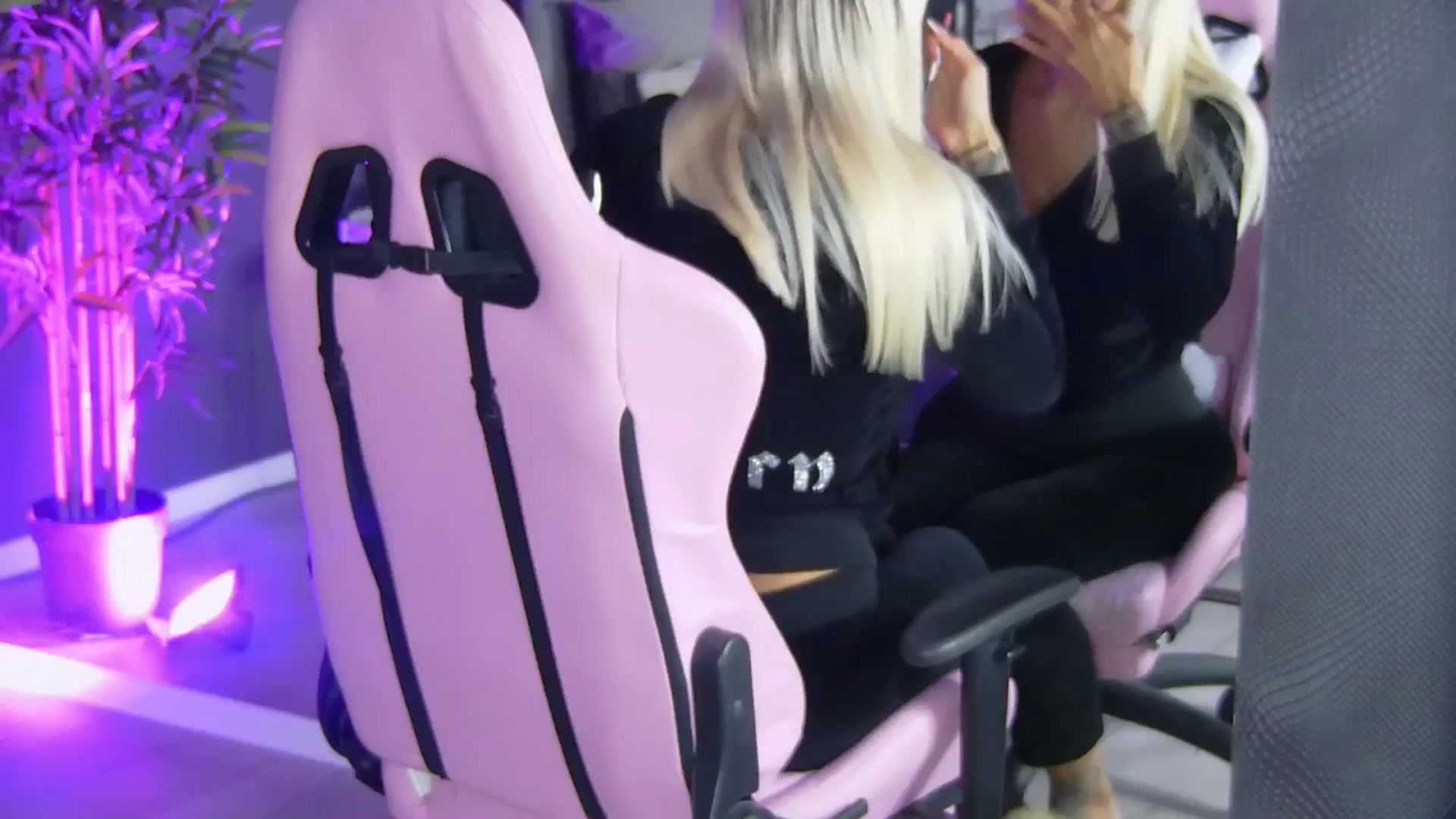 Gallery image thumbnail from Shayblonde's myfreecams stream on, 11/19/2024, 09:17 image 1 of 20