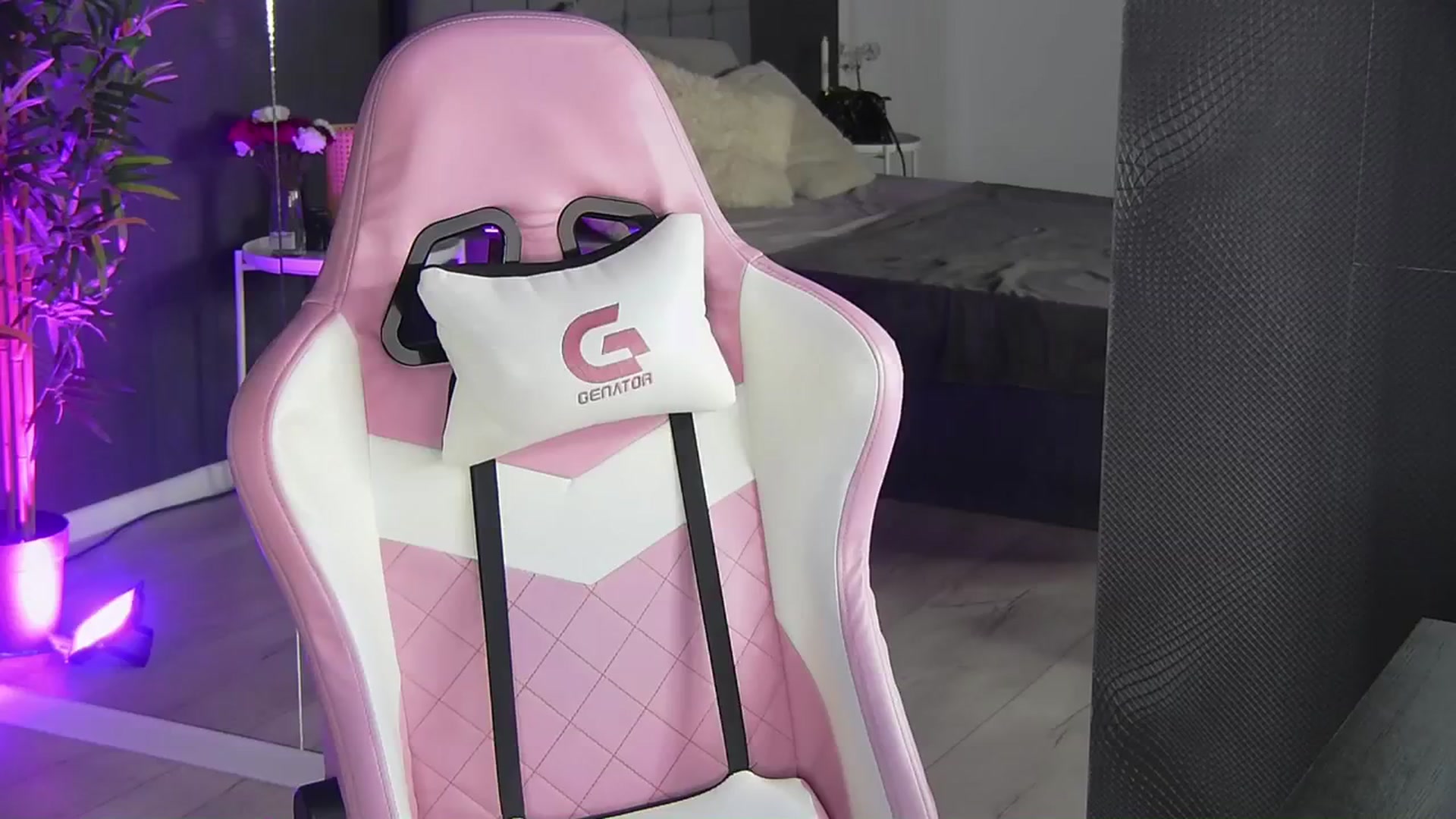 Gallery image thumbnail from Shayblonde's myfreecams stream on, 11/19/2024, 09:17 image 19 of 20
